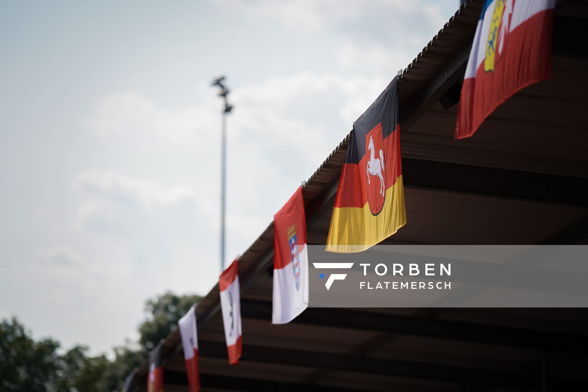 Niedersachsenfahne beim Mehrkampf am 21.08.2021 bei den Deutschen Meisterschaften Mehrkampf im Auestadion in Wesel (Tag 2)