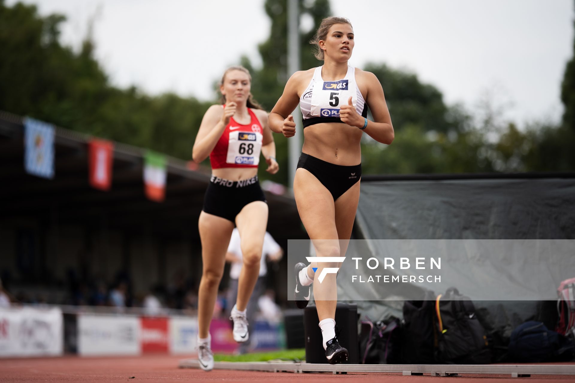 Franca Arnold (SSV Ulm 1846) vor Pauline Hillebrand (TSV Bayer 04 Leverkusen) im 800m Rennen am 21.08.2021 bei den Deutschen Meisterschaften Mehrkampf im Auestadion in Wesel (Tag 2)