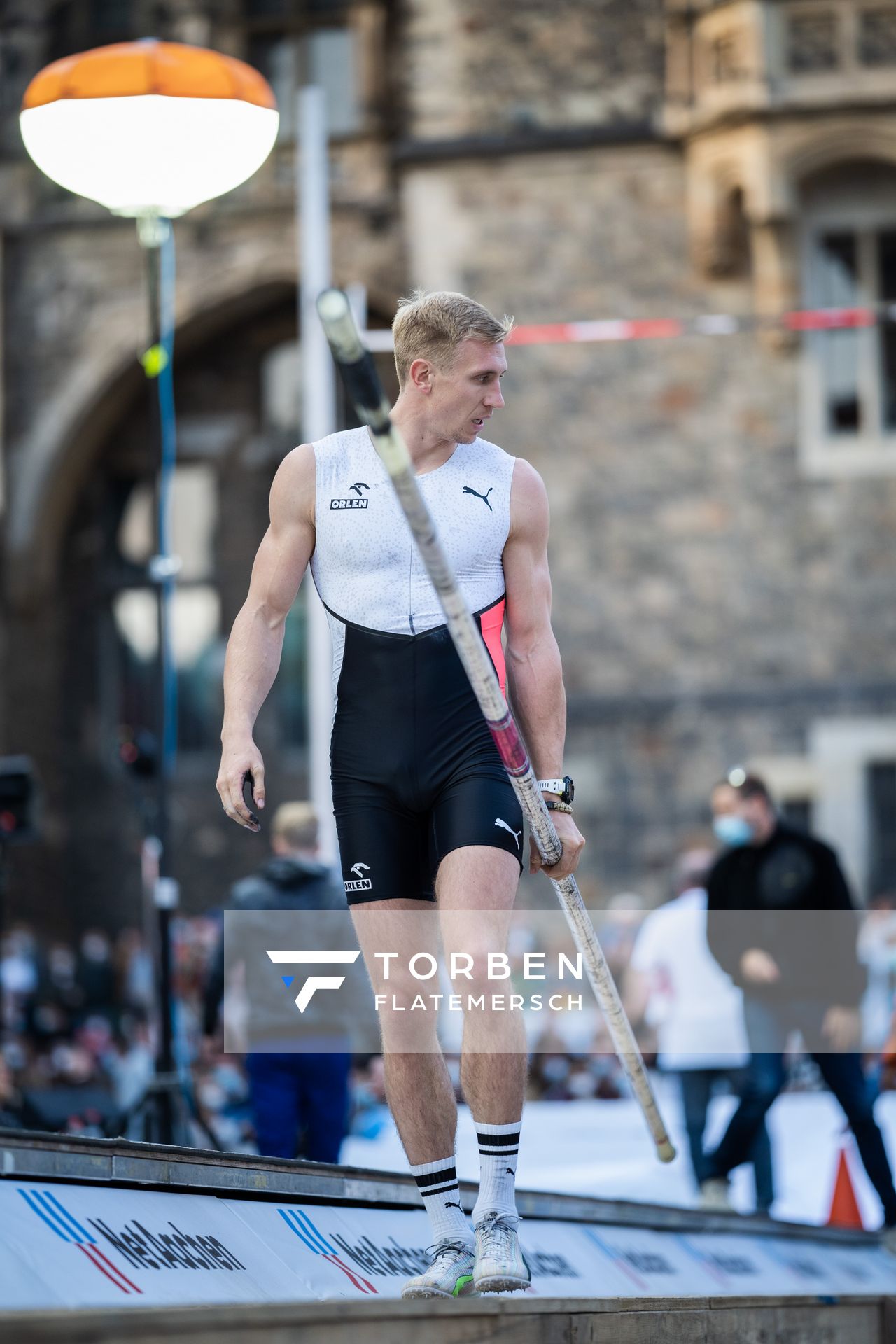 Piotr Lisek (POL) am 22.09.2021 beim NetAachen-Domspringen 2021 auf dem Katschhof in Aachen