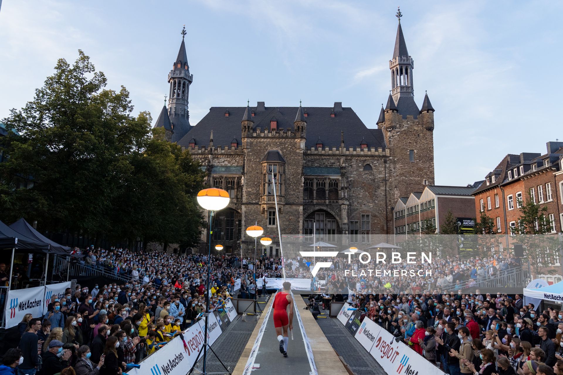 Viele Zuschauer am 22.09.2021 beim NetAachen-Domspringen 2021 auf dem Katschhof in Aachen