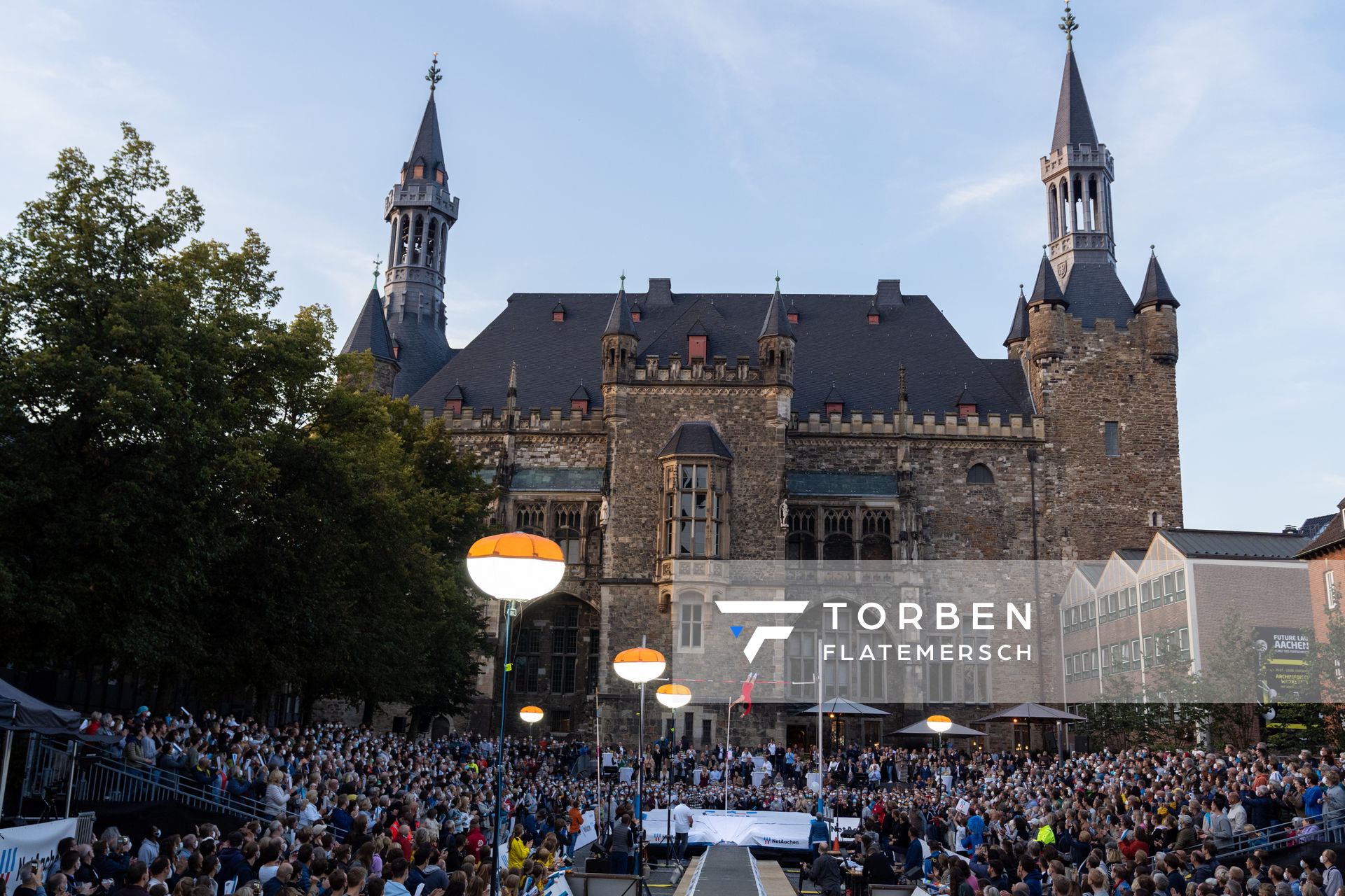 Viele Zuschauer am 22.09.2021 beim NetAachen-Domspringen 2021 auf dem Katschhof in Aachen