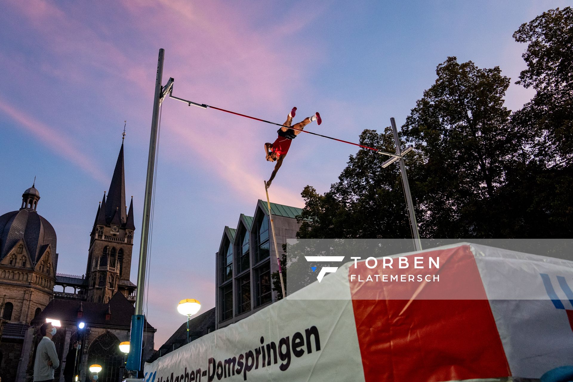 Bo Kanda Lita Baehre (TSV Bayer 04 Leverkusen) unter lila Himmel am 22.09.2021 beim NetAachen-Domspringen 2021 auf dem Katschhof in Aachen