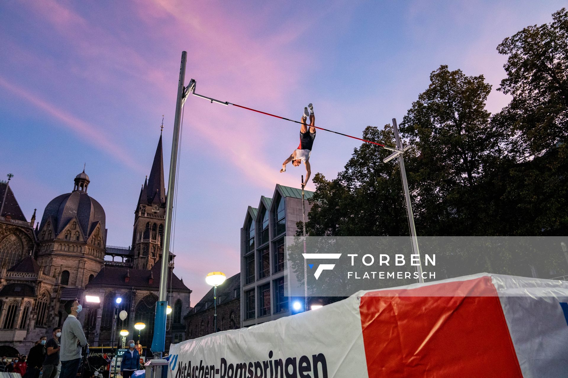 Piotr Lisek (POL) am 22.09.2021 beim NetAachen-Domspringen 2021 auf dem Katschhof in Aachen