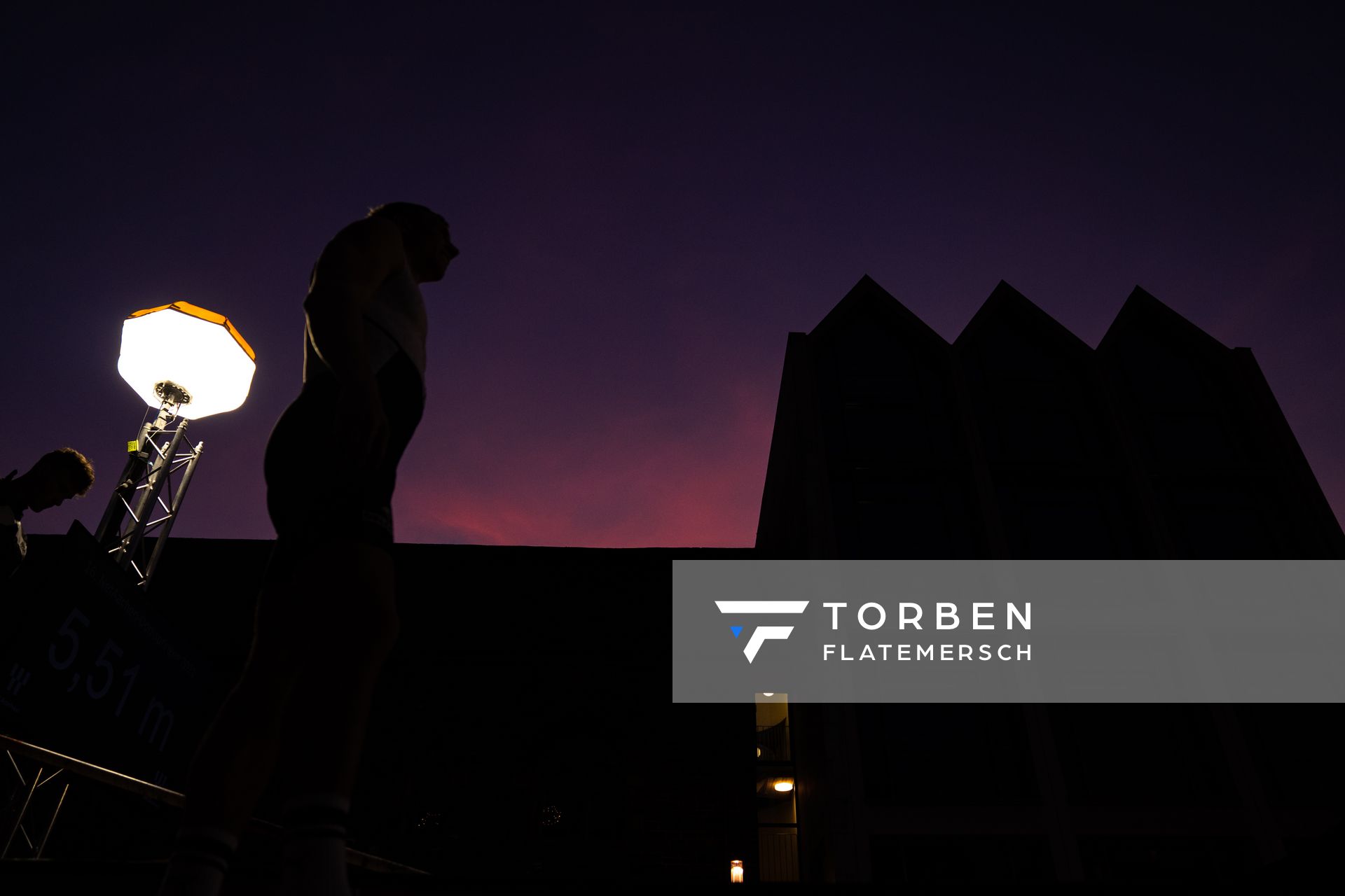 Silhouette von Piotr Lisek (POL) am 22.09.2021 beim NetAachen-Domspringen 2021 auf dem Katschhof in Aachen