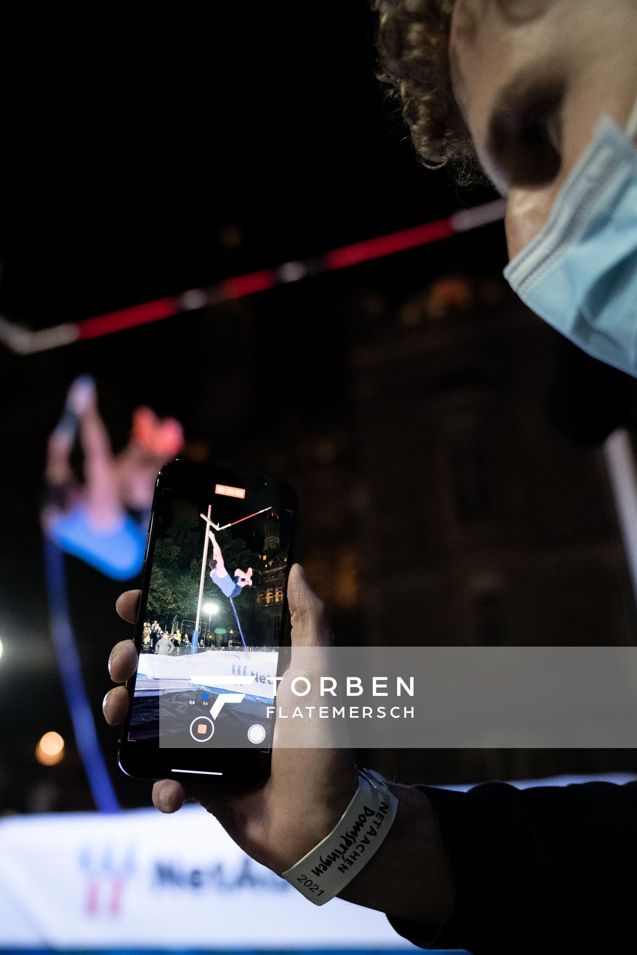 Impressionen: Der Sprung von Matt Ludwig (USA) wird auf dem Smartphone festgehalten am 22.09.2021 beim NetAachen-Domspringen 2021 auf dem Katschhof in Aachen