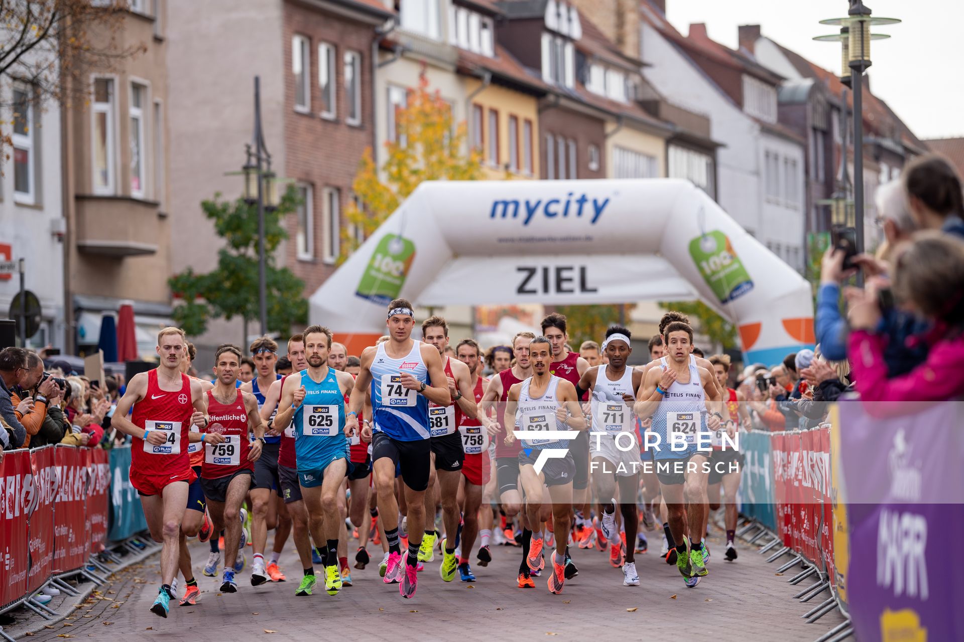 Start der Männer am 31.10.2021 waehrend der DM 10km Strasse in Uelzen. In der ersten Reihe v. l. n. r.: Jonathan Dahlke (TSV Bayer 04 Leverkusen), Joseph Katib (LG Braunschweig), Florian Orth (LG TELIS FINANZ Regensburg), Nils Voigt (TV Wattenscheid 01), Robert Meyer (VfL Sindelfingen), Richard Ringer (LC Rehlingen), Simon Boch (LG TELIS FINANZ Regensburg), Samuel Fitwi Sibhatu (LG Vulkaneifel), Dominik Notz (LG TELIS FINANZ Regensburg)