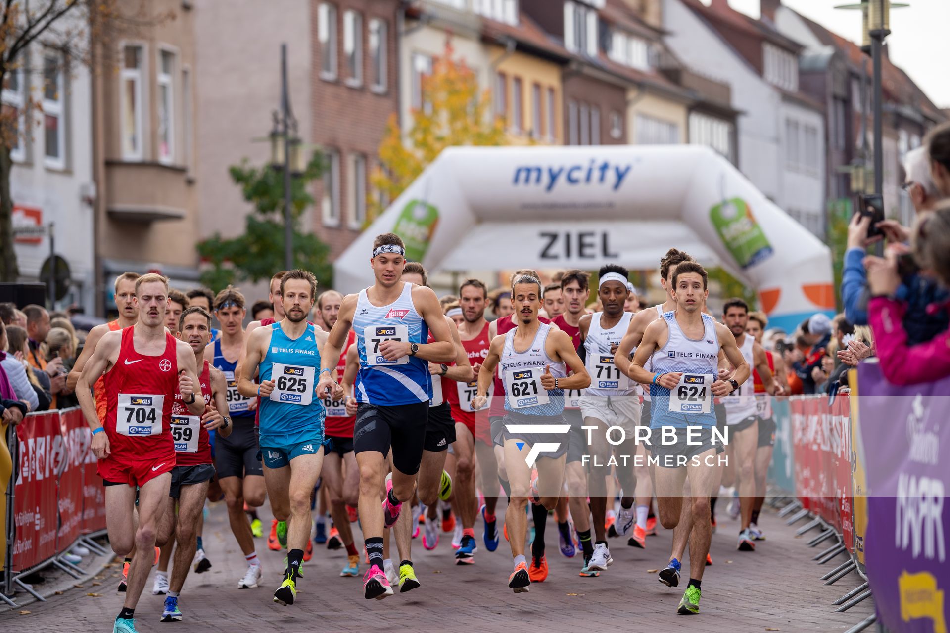 Start der Männer am 31.10.2021 waehrend der DM 10km Strasse in Uelzen. In der ersten Reihe v. l. n. r.: Jonathan Dahlke (TSV Bayer 04 Leverkusen), Joseph Katib (LG Braunschweig), Florian Orth (LG TELIS FINANZ Regensburg), Robert Meyer (VfL Sindelfingen), Simon Boch (LG TELIS FINANZ Regensburg), Samuel Fitwi Sibhatu (LG Vulkaneifel), Dominik Notz (LG TELIS FINANZ Regensburg)