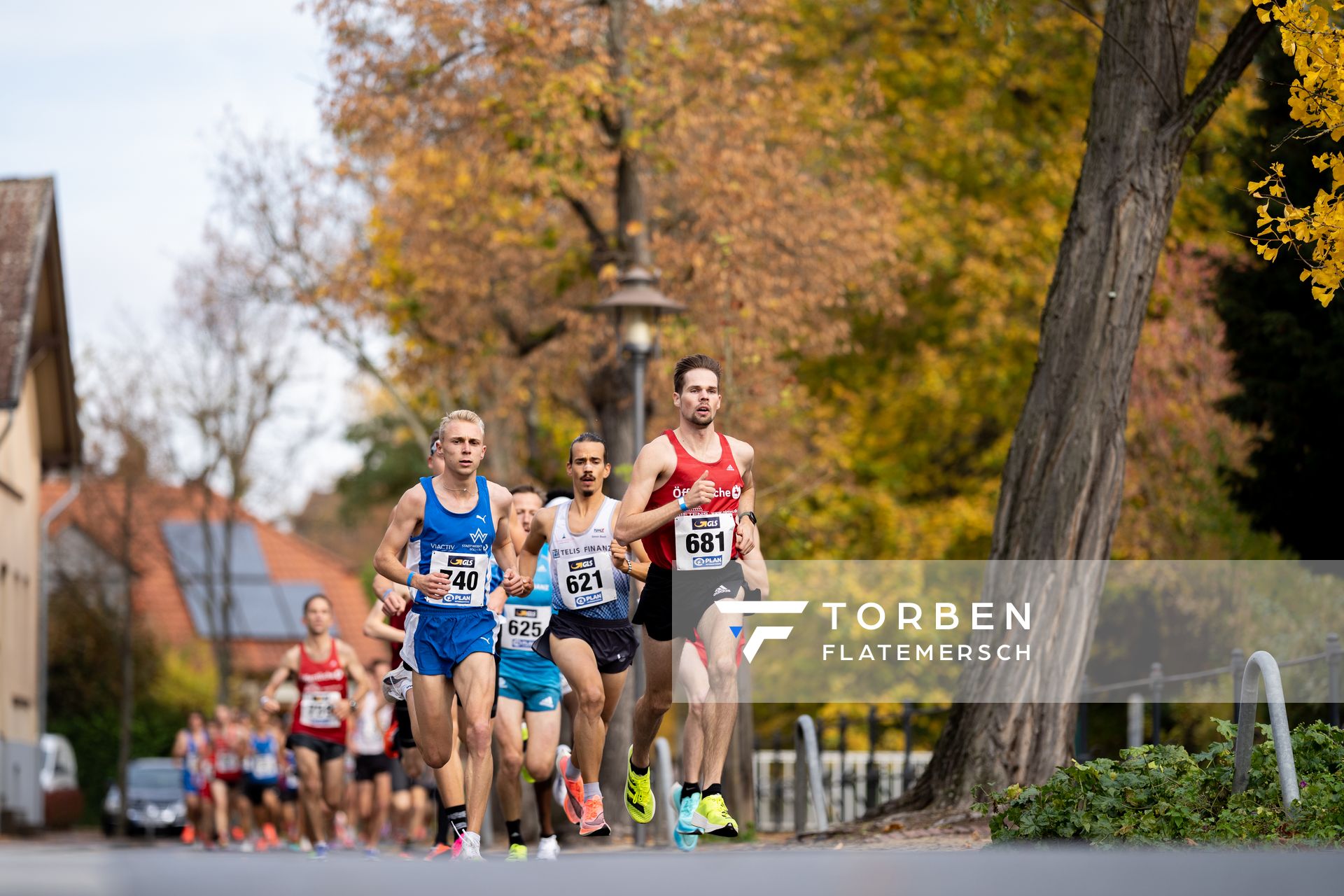 Sebastian Hendel (LG Braunschweig) vor Nils Voigt (TV Wattenscheid 01) und Simon Boch (LG TELIS FINANZ Regensburg) am 31.10.2021 waehrend der DM 10km Strasse in Uelzen