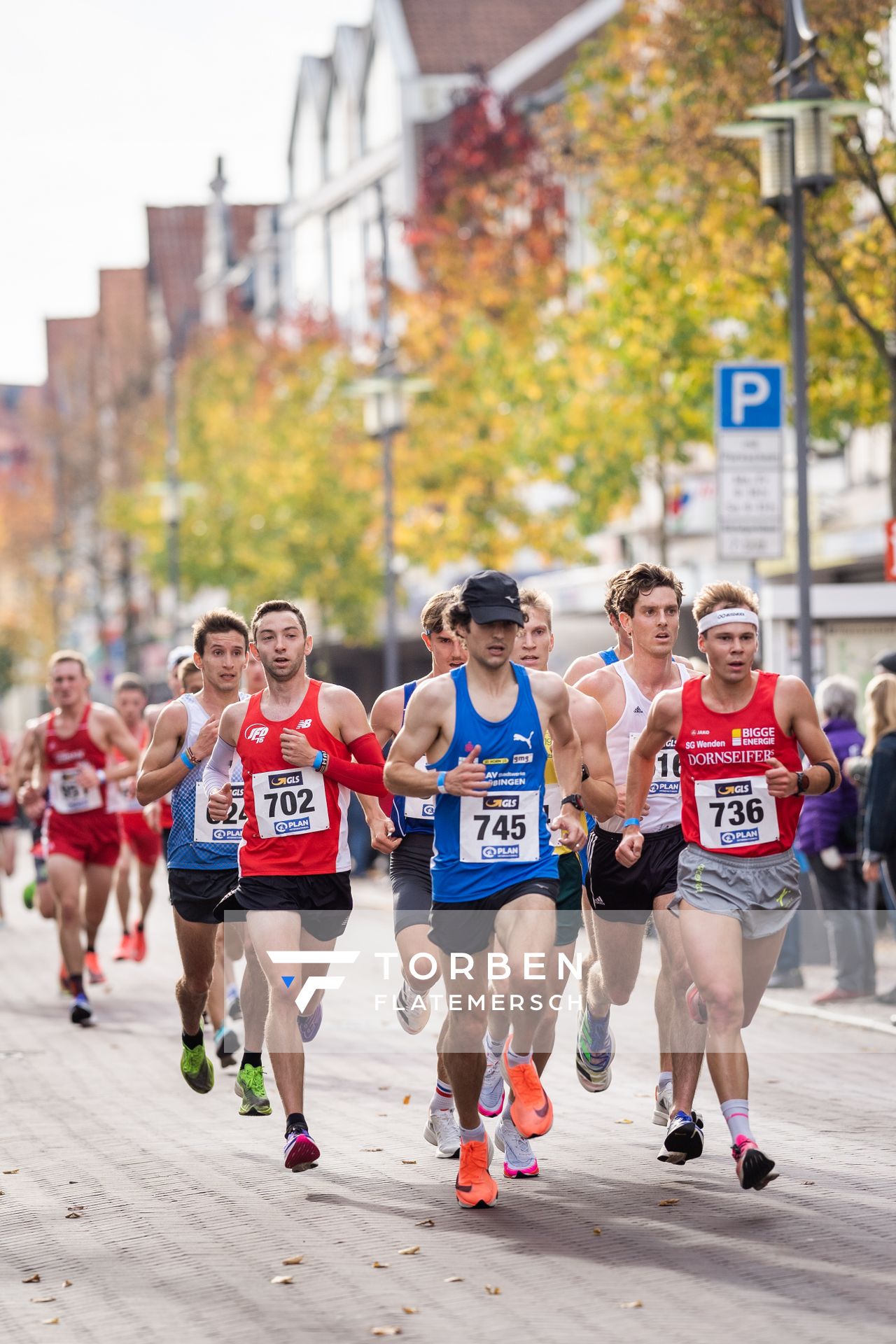 Maximilian Thorwirth (SFD 75 Duesseldorf-Süd), Anthony Tomsich (LAV Stadtwerke Tuebingen), Jonas Hoffmann (SG Wenden) am 31.10.2021 waehrend der DM 10km Strasse in Uelzen