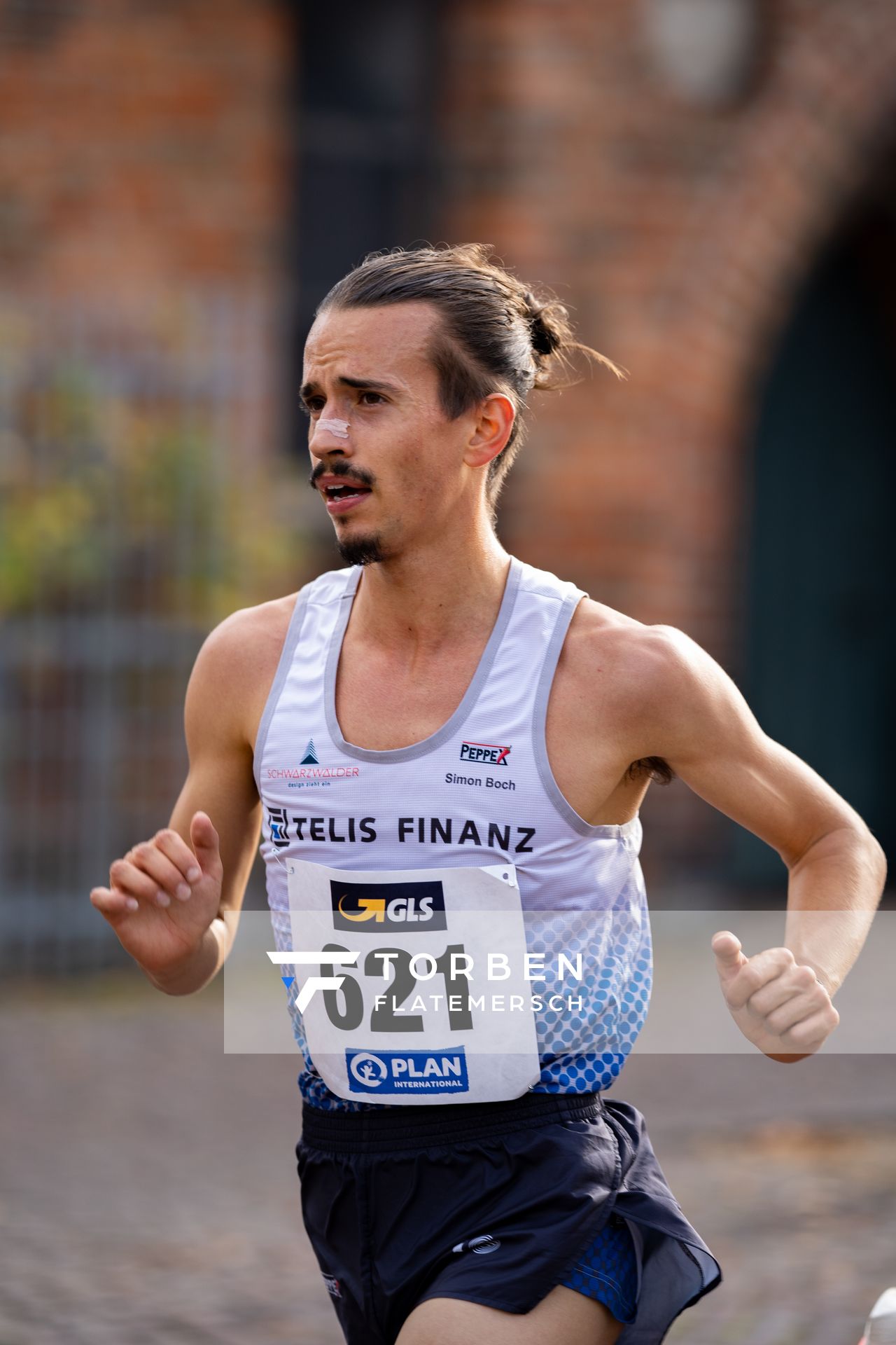 Simon Boch (LG TELIS FINANZ Regensburg) am 31.10.2021 waehrend der DM 10km Strasse in Uelzen