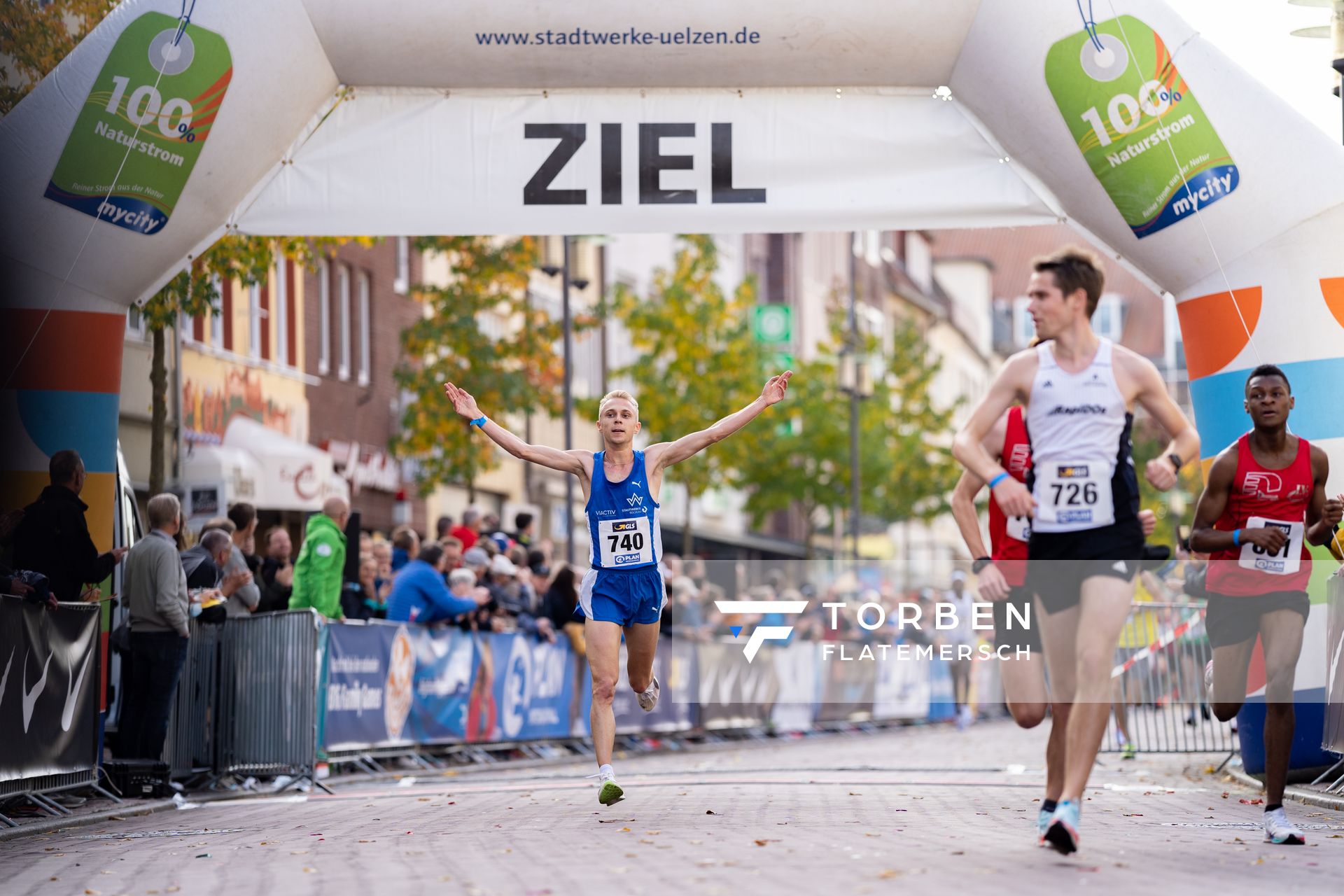 Zieleinlauf von Nils Voigt (TV Wattenscheid 01) am 31.10.2021 waehrend der DM 10km Strasse in Uelzen