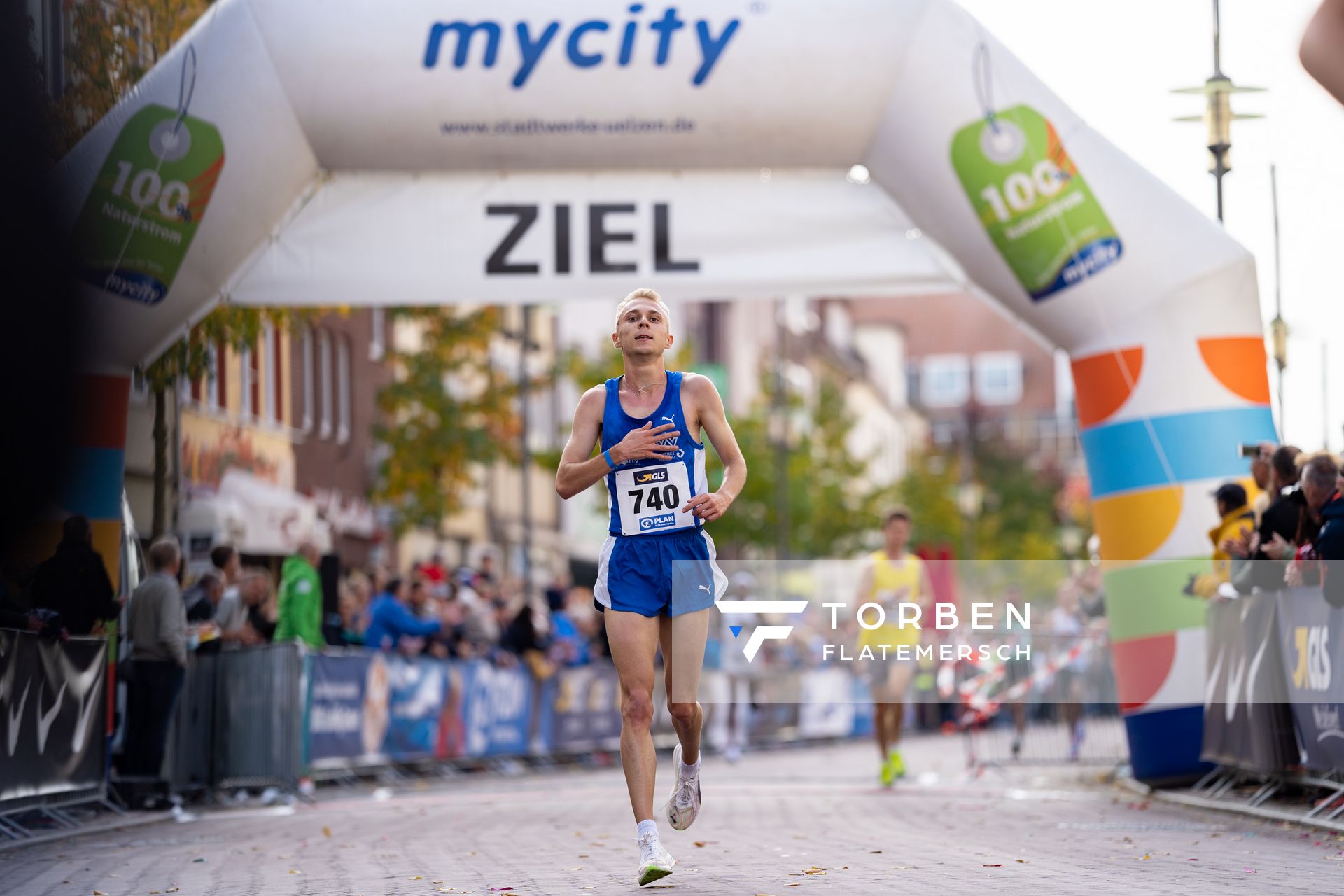 Zieleinlauf von Nils Voigt (TV Wattenscheid 01) am 31.10.2021 waehrend der DM 10km Strasse in Uelzen