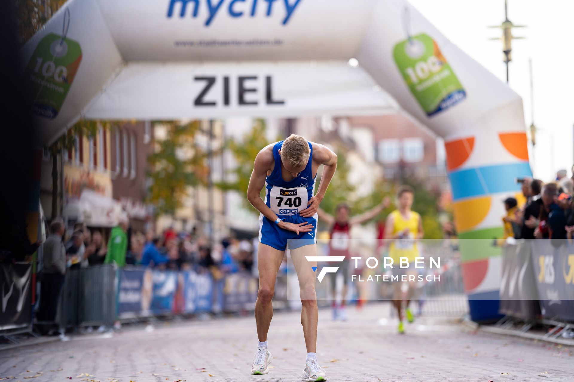 Zieleinlauf von Nils Voigt (TV Wattenscheid 01) am 31.10.2021 waehrend der DM 10km Strasse in Uelzen