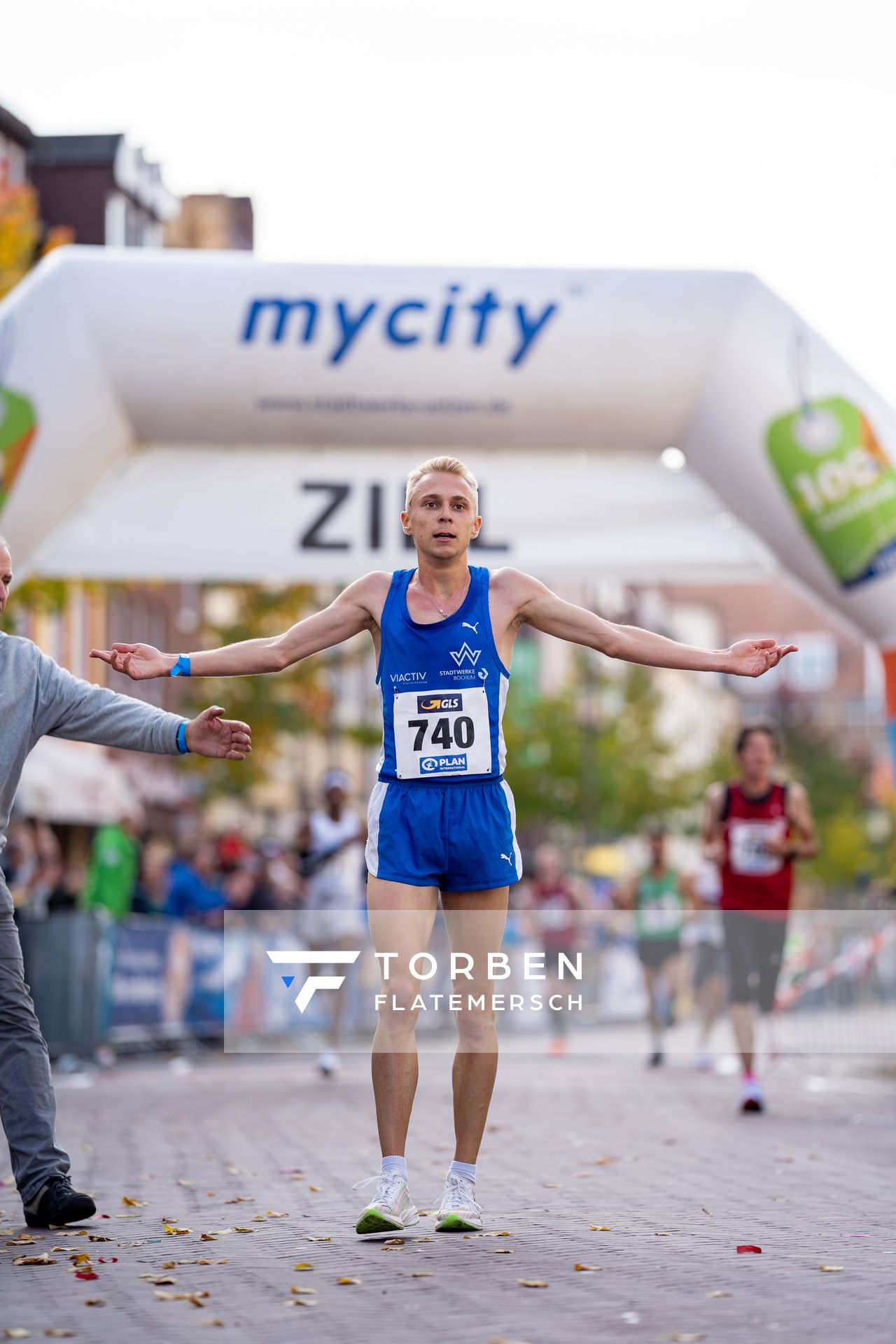 Zieleinlauf von Nils Voigt (TV Wattenscheid 01) am 31.10.2021 waehrend der DM 10km Strasse in Uelzen
