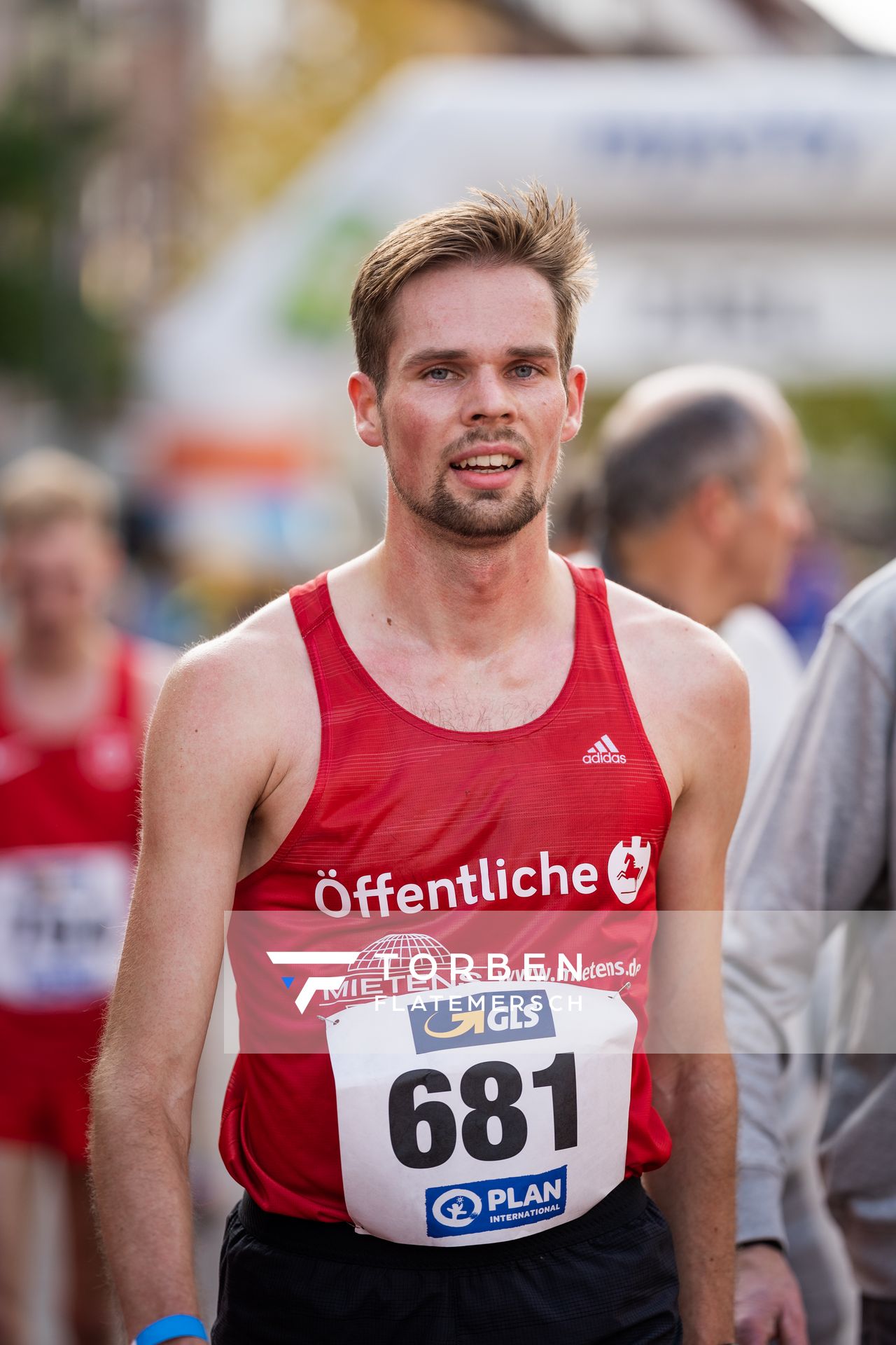 Sebastian Hendel (LG Braunschweig) im Ziel am 31.10.2021 waehrend der DM 10km Strasse in Uelzen