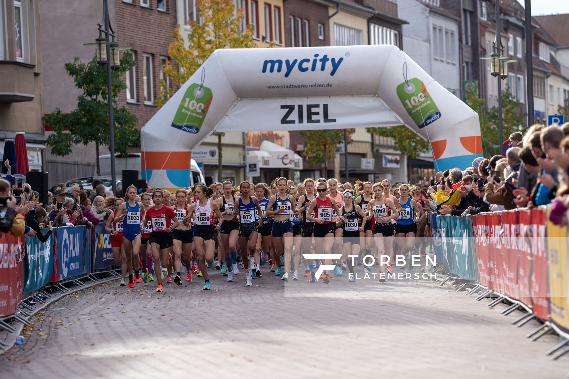 Start der Frauen am 31.10.2021 waehrend der DM 10km Strasse in Uelzen. Mit v.l.n.r.: Svenja Clemens (LG Odenwald), Sofia Benfares (LC Rehlingen), Selma Benfares (LC Rehlingen), Miriam Dattke (LG TELIS FINANZ Regensburg), Hanna Klein (LAV Stadtwerke Tuebingen), Kristina Hendel (LG Braunschweig), Blanka Doerfel (SCC Berlin), Eva Dieterich (Laufteam Kassel), Katja Fischer (LAV Stadtwerke Tuebingen)