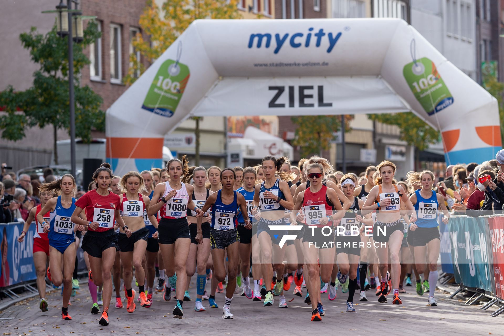 Start der Frauen am 31.10.2021 waehrend der DM 10km Strasse in Uelzen. Mit v.l.n.r.: Svenja Clemens (LG Odenwald), Sofia Benfares (LC Rehlingen), Selma Benfares (LC Rehlingen), Miriam Dattke (LG TELIS FINANZ Regensburg), Hanna Klein (LAV Stadtwerke Tuebingen), Kristina Hendel (LG Braunschweig), Blanka Doerfel (SCC Berlin), Eva Dieterich (Laufteam Kassel), Katja Fischer (LAV Stadtwerke Tuebingen)
