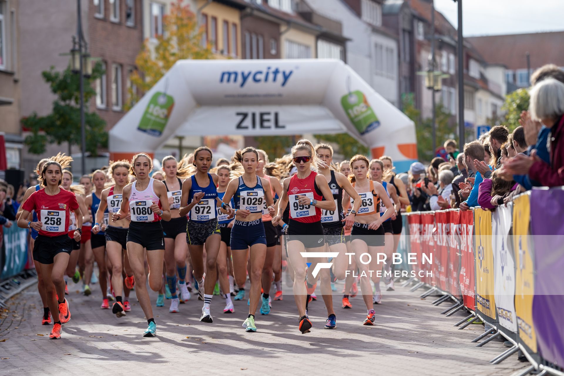 Start der Frauen am 31.10.2021 waehrend der DM 10km Strasse in Uelzen. Mit v.l.n.r.:  Sofia Benfares (LC Rehlingen), Selma Benfares (LC Rehlingen), Miriam Dattke (LG TELIS FINANZ Regensburg), Hanna Klein (LAV Stadtwerke Tuebingen), Kristina Hendel (LG Braunschweig), Eva Dieterich (Laufteam Kassel)