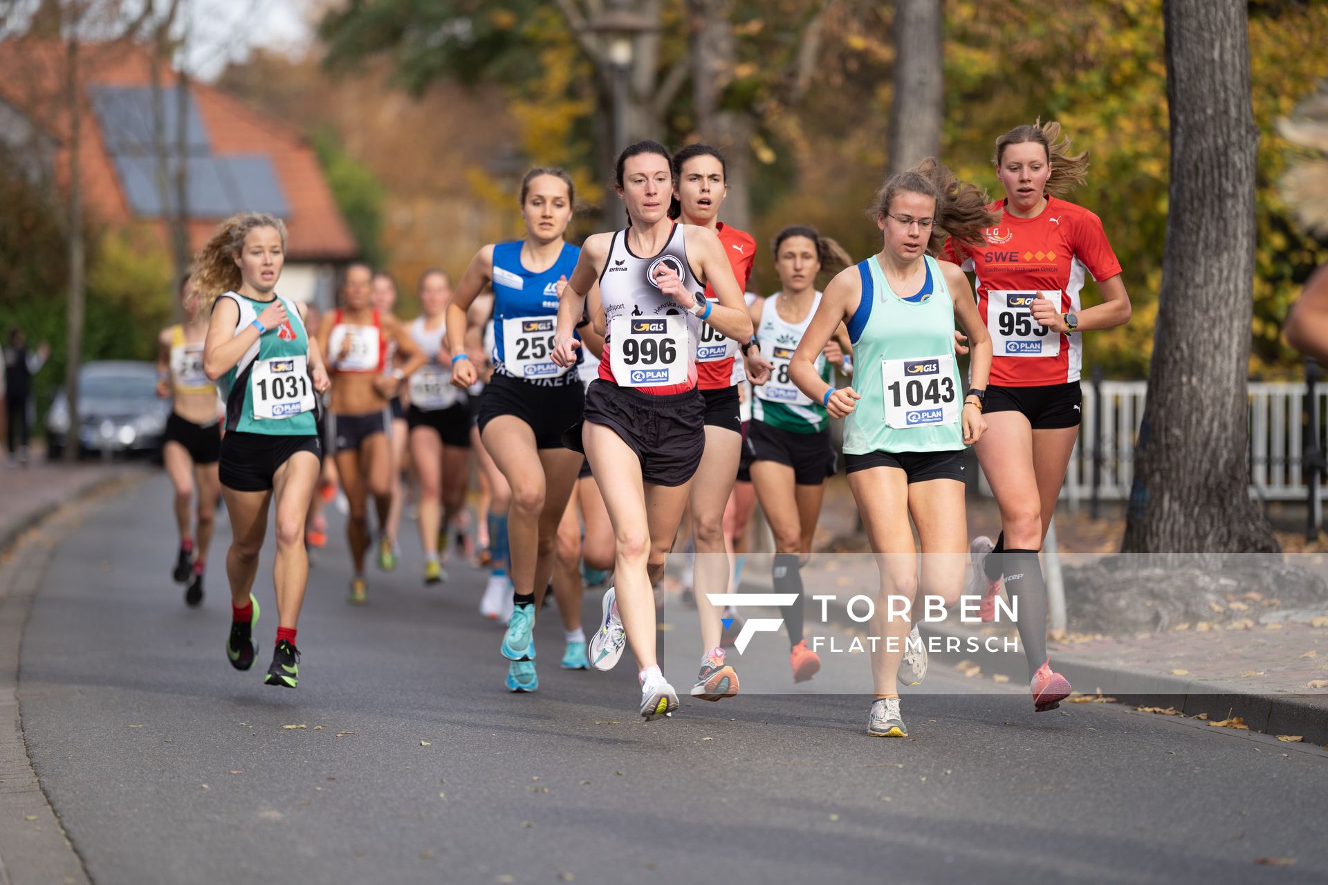 Lara Predki (Lueneburger SV), Gabriele Honscha (SV Automation 61 Leipzig e.V.) am 31.10.2021 waehrend der DM 10km Strasse in Uelzen