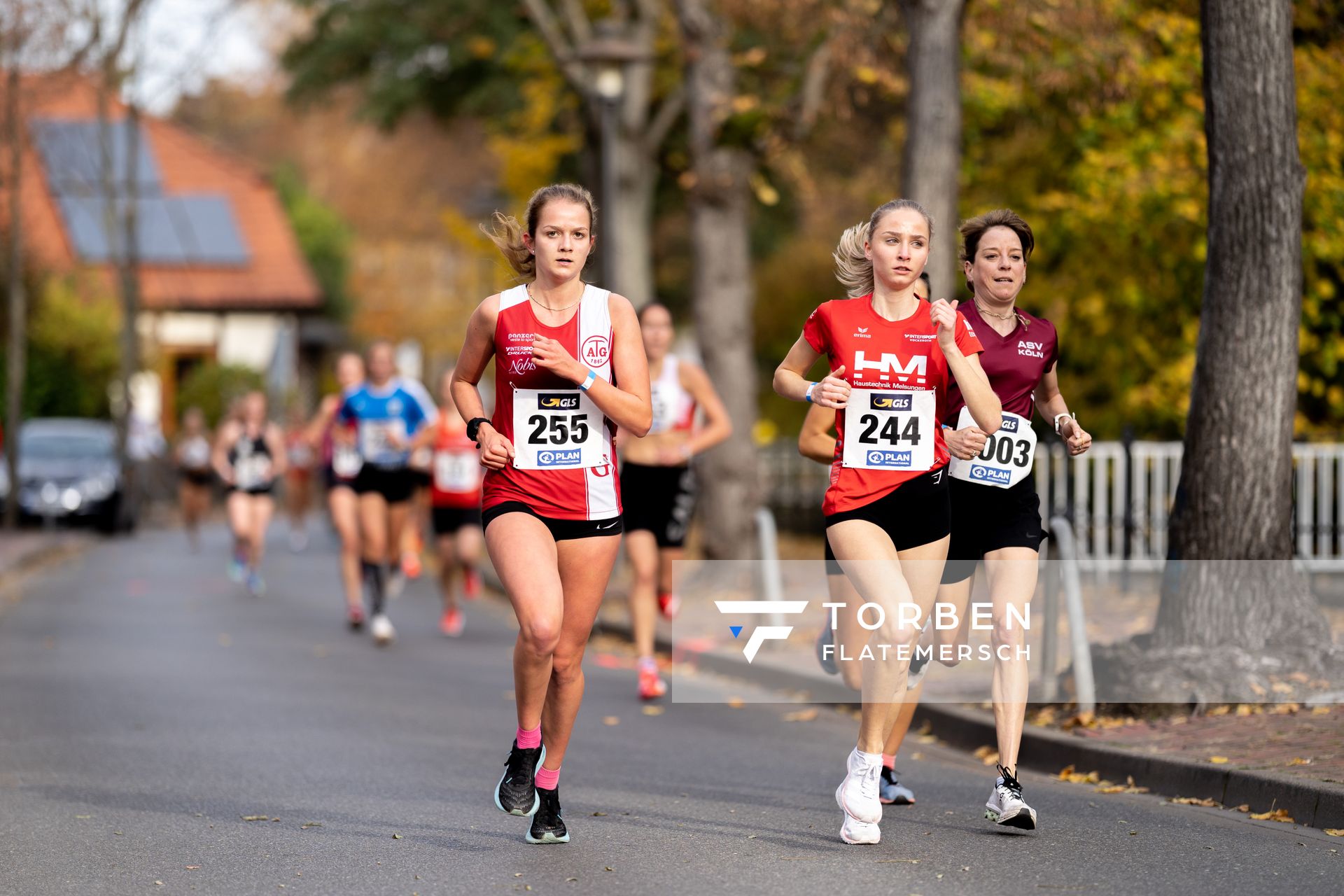Annika Niederau (Aachener TG), Maybritt Boettcher (MT Melsungen) am 31.10.2021 waehrend der DM 10km Strasse in Uelzen