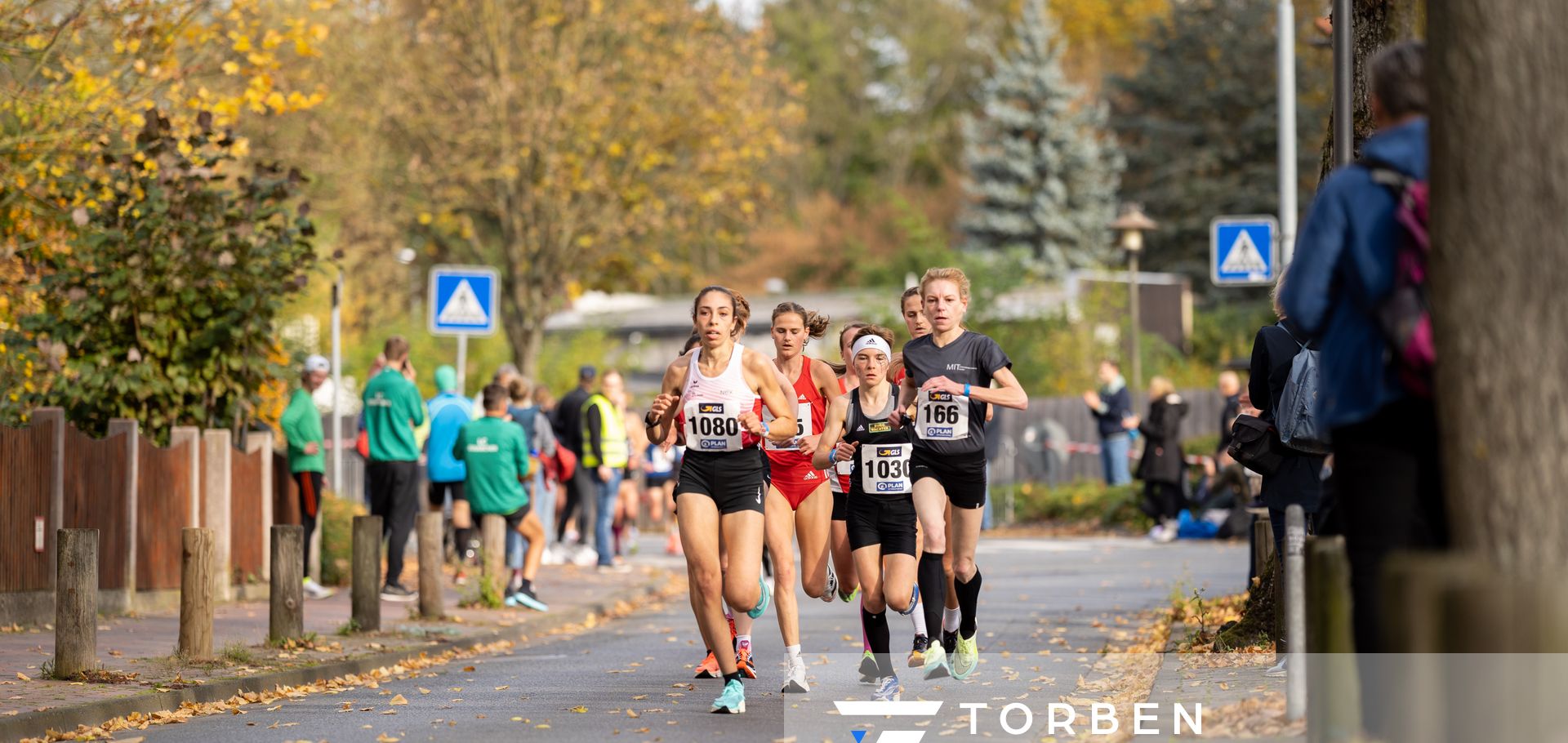 Selma Benfares (LC Rehlingen), Blanka Doerfel (SCC Berlin), Natascha Mommers (TSV 1863 Herdecke) am 31.10.2021 waehrend der DM 10km Strasse in Uelzen