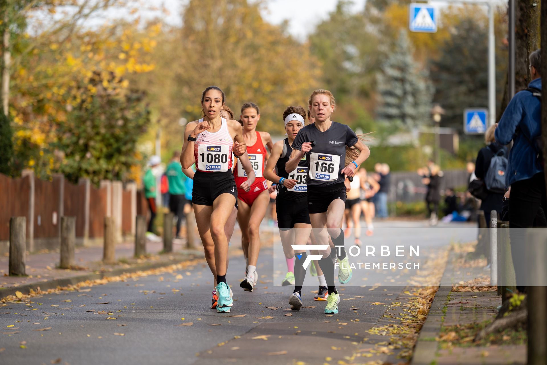 Selma Benfares (LC Rehlingen), Blanka Doerfel (SCC Berlin), Natascha Mommers (TSV 1863 Herdecke) am 31.10.2021 waehrend der DM 10km Strasse in Uelzen