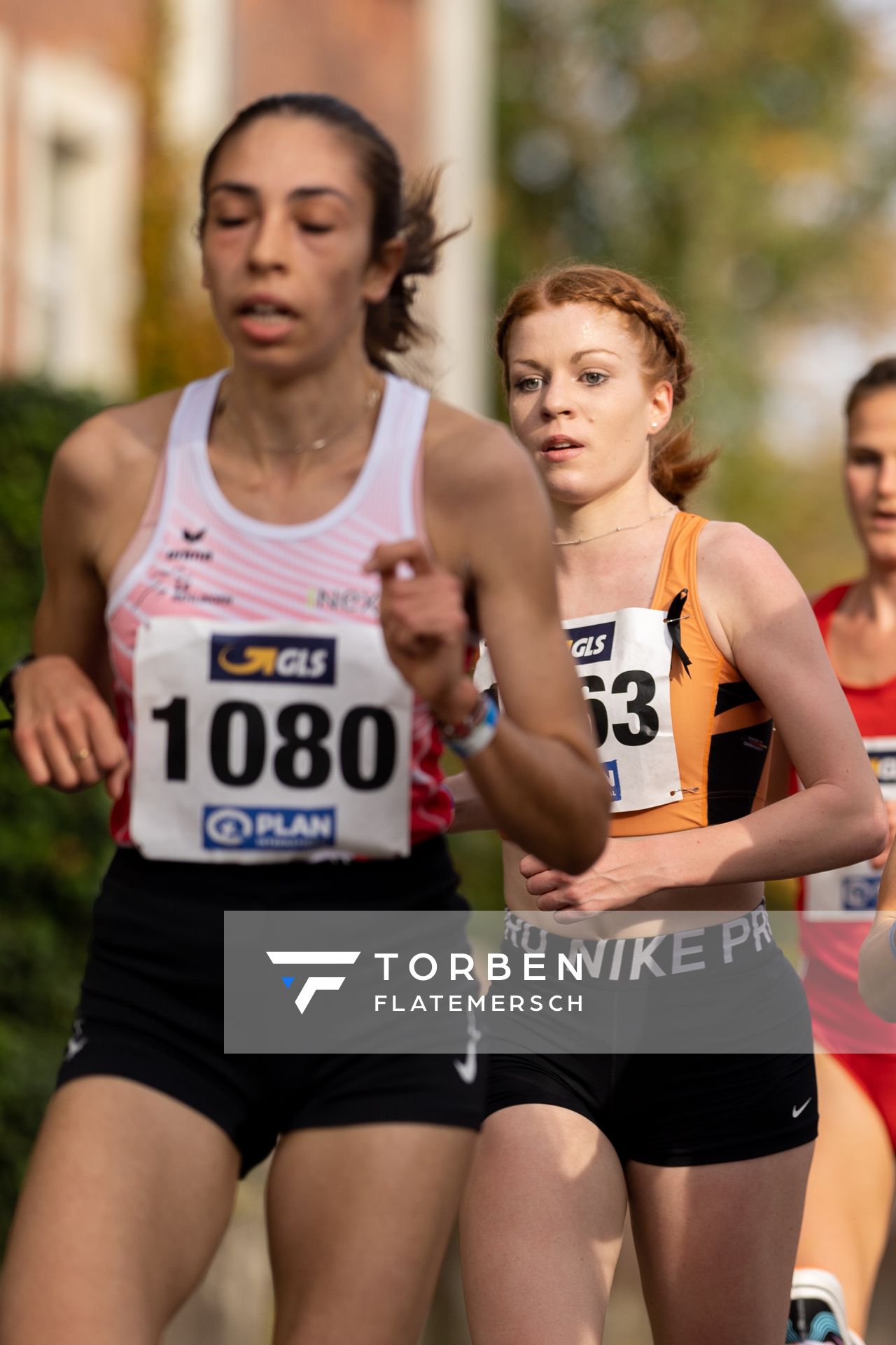 Eva Dieterich (Laufteam Kassel) und Blanka Doerfel (SCC Berlin) am 31.10.2021 waehrend der DM 10km Strasse in Uelzen