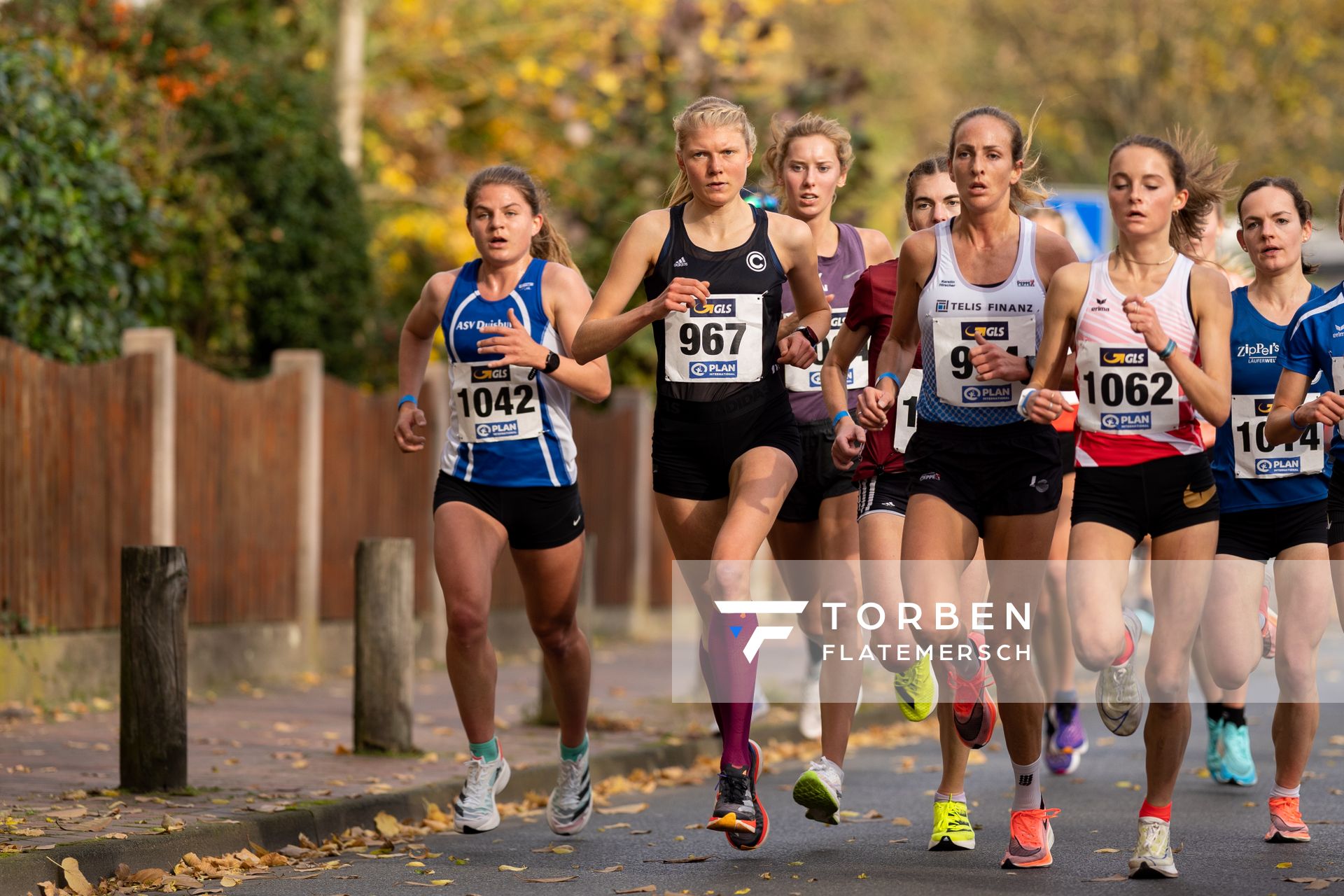 Anneke Vortmeier (ASV Duisburg), Christina Gerdes (SCC Berlin) am 31.10.2021 waehrend der DM 10km Strasse in Uelzen