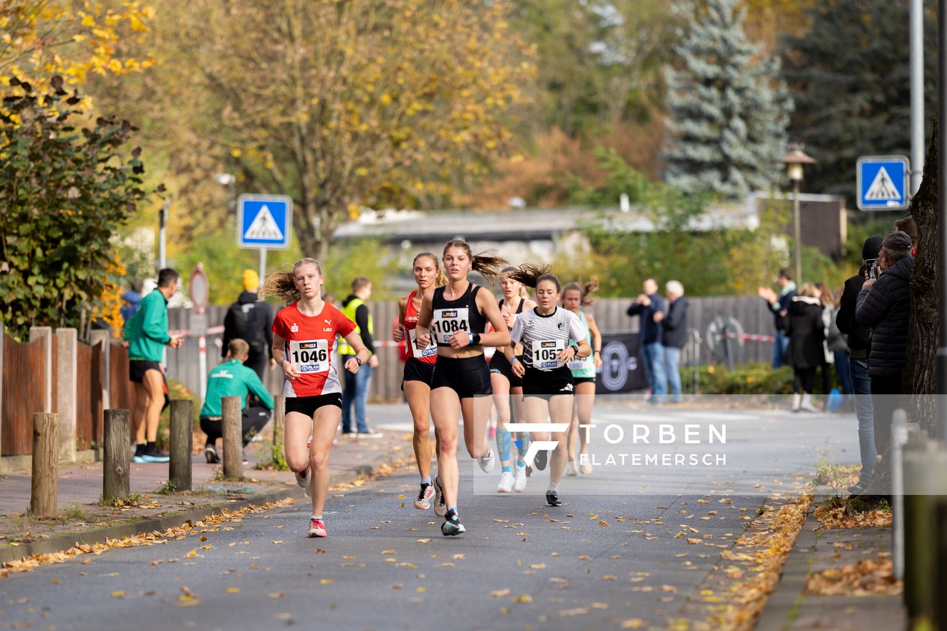 Marie Goevert (LG Olympia Dortmund), Lara Kiene (LG Hamm), Elisabeth Rogoll (Berliner SV 1892) am 31.10.2021 waehrend der DM 10km Strasse in Uelzen