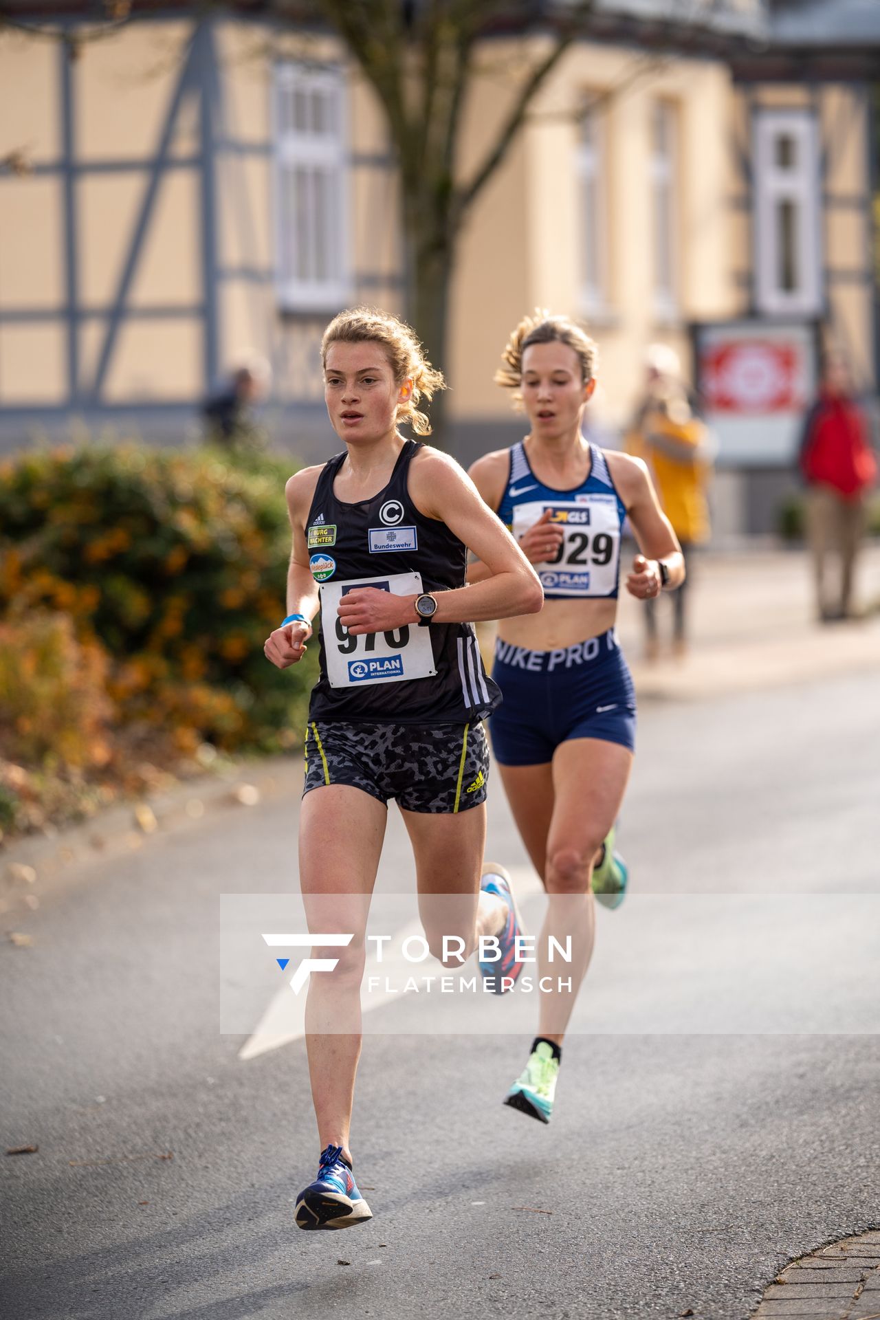 Alina Reh (SCC Berlin) vor Hanna Klein (LAV Stadtwerke Tuebingen) am 31.10.2021 waehrend der DM 10km Strasse in Uelzen