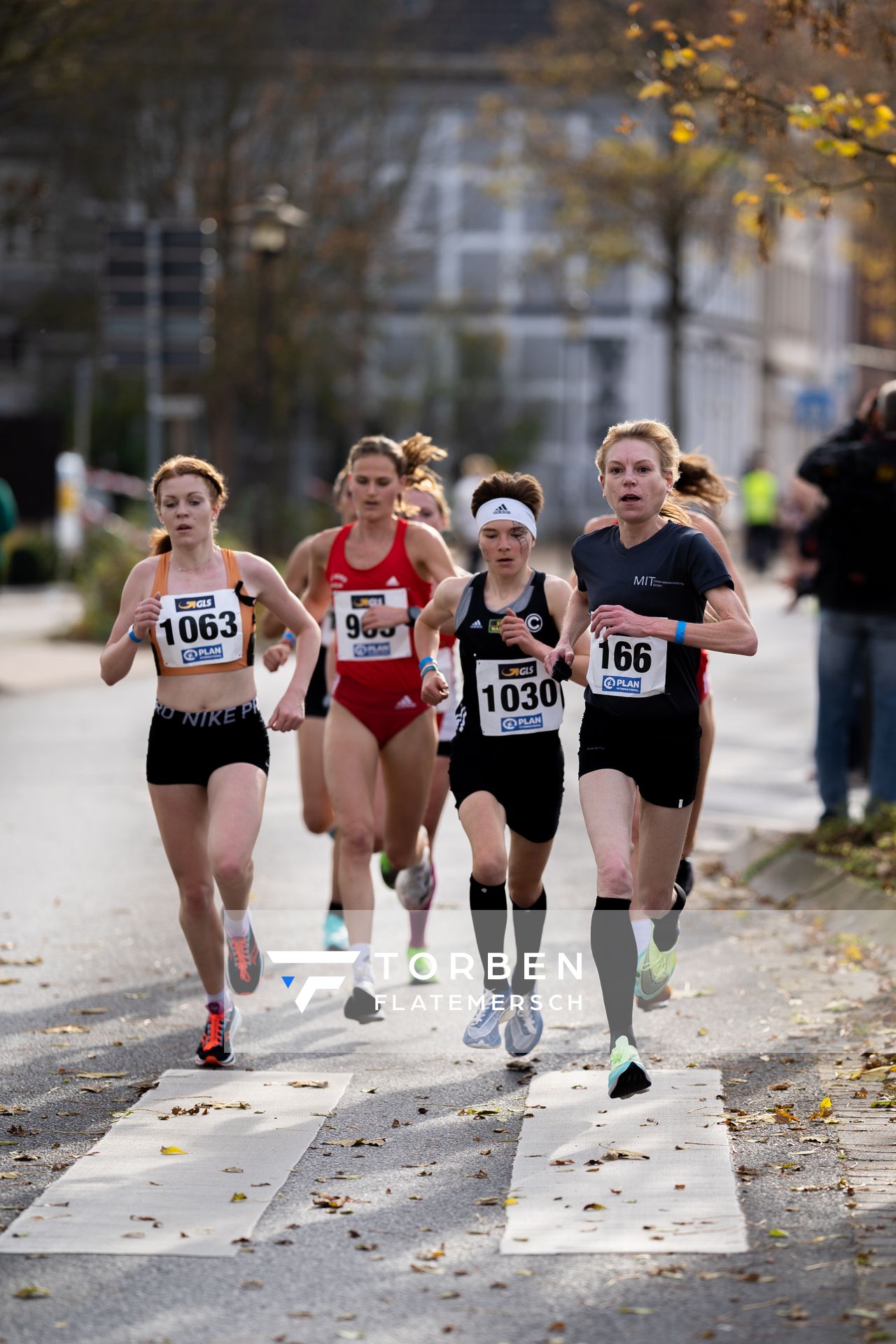 Eva Dieterich (Laufteam Kassel), Blanka Doerfel (SCC Berlin), Natascha Mommers (TSV 1863 Herdecke) am 31.10.2021 waehrend der DM 10km Strasse in Uelzen