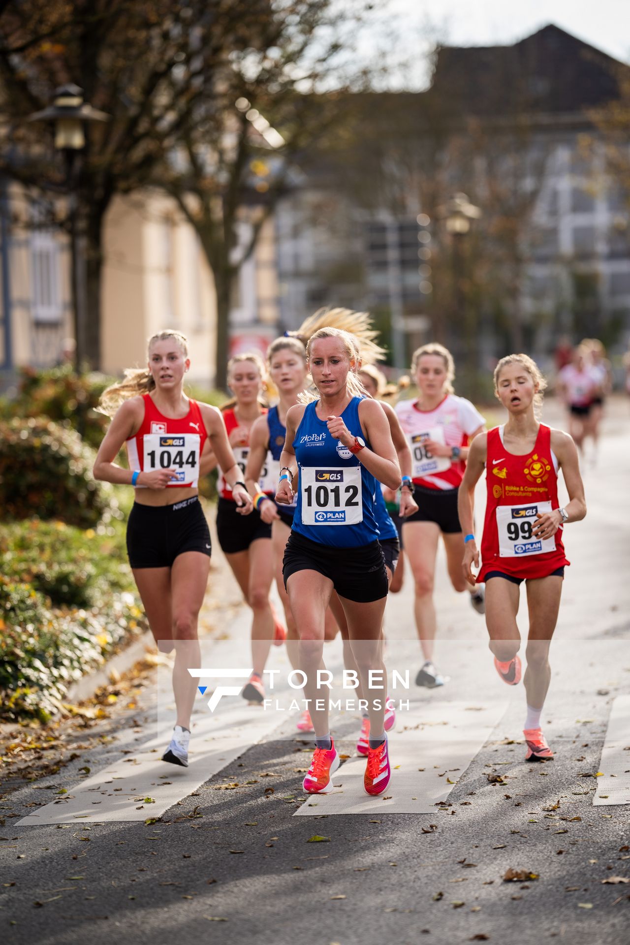 Kiara Nahen (LC Paderborn), Nicole Adler (Leichtathletikclub Kronshagen) am 31.10.2021 waehrend der DM 10km Strasse in Uelzen