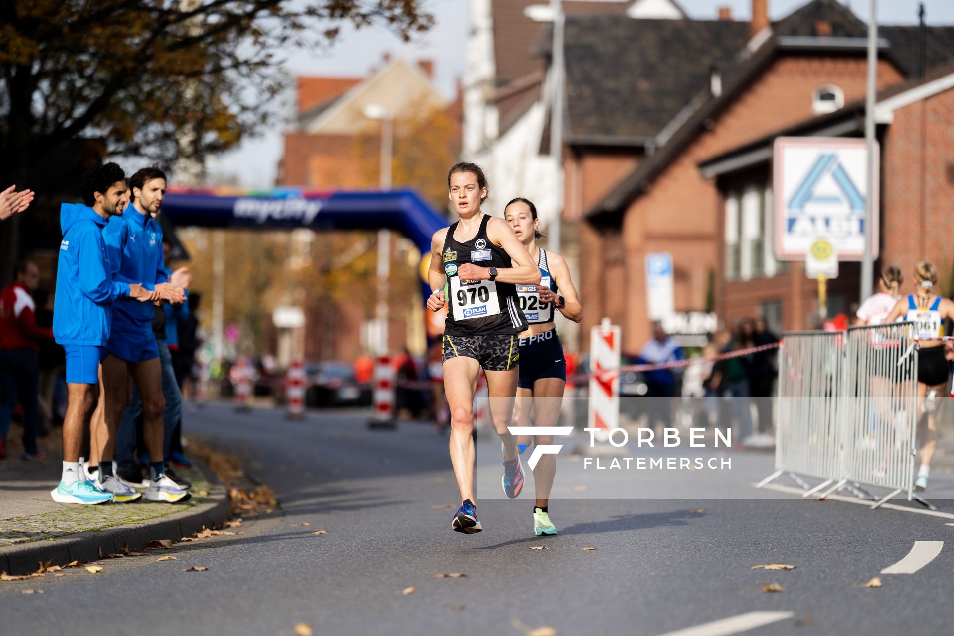 Alina Reh (SCC Berlin) vor Hanna Klein (LAV Stadtwerke Tuebingen) am 31.10.2021 waehrend der DM 10km Strasse in Uelzen