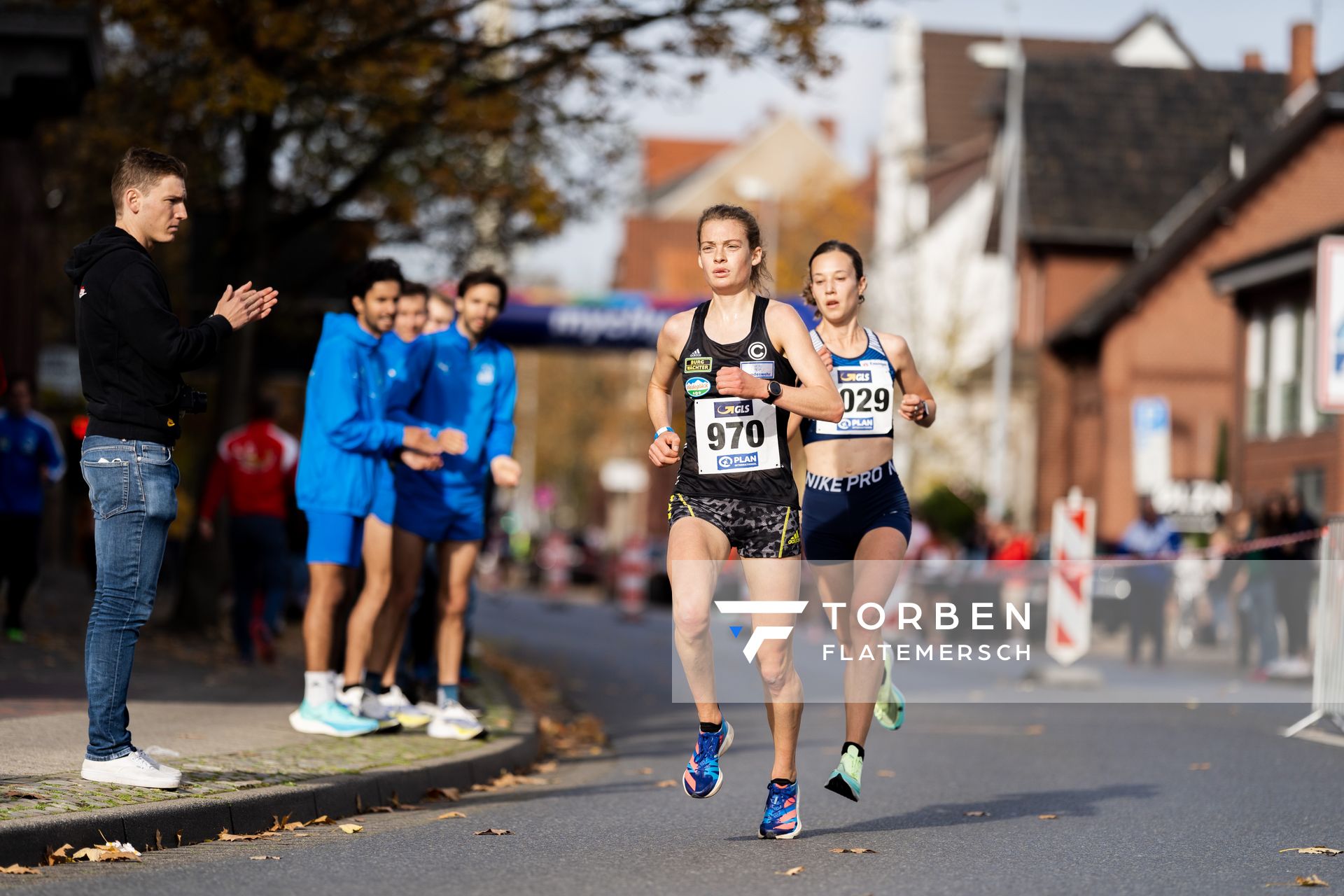 Alina Reh (SCC Berlin) vor Hanna Klein (LAV Stadtwerke Tuebingen) am 31.10.2021 waehrend der DM 10km Strasse in Uelzen