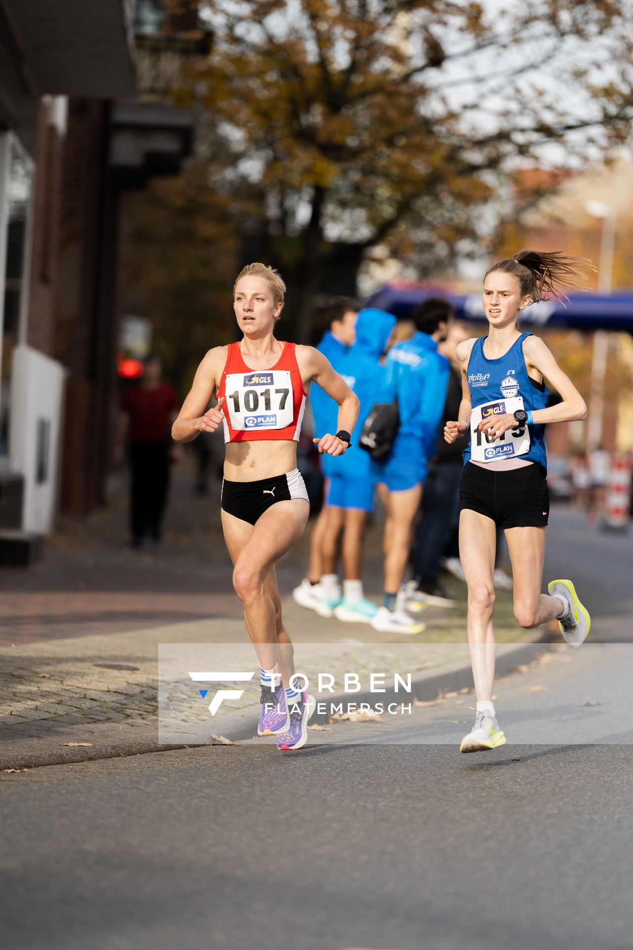 Kerstin Schulze Kalthoff (LG Brillux Muenster), Nele Wellbrock (Leichtathletikclub Kronshagen) am 31.10.2021 waehrend der DM 10km Strasse in Uelzen