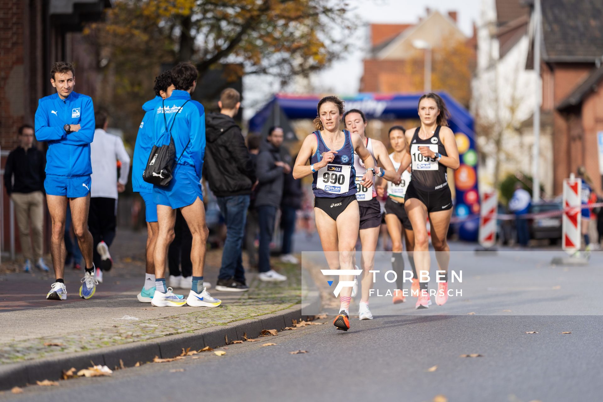 Katharina Nueser (Turnerbund Hamburg Eilbeck), Lara Predki (Lueneburger SV), Anja Krueger (SCC Berlin) am 31.10.2021 waehrend der DM 10km Strasse in Uelzen