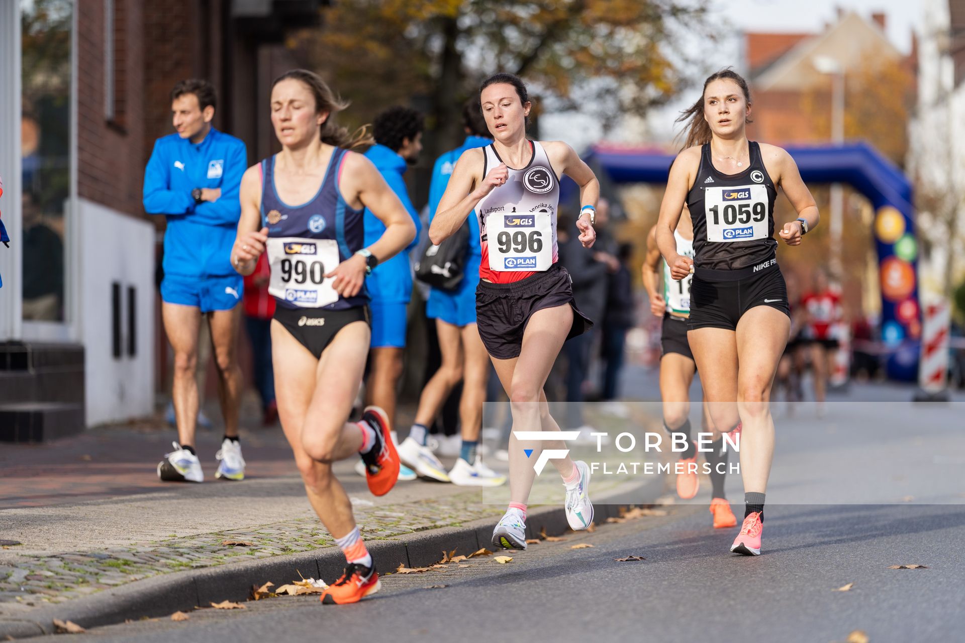 Lara Predki (Lueneburger SV) und Anja Krueger (SCC Berlin) am 31.10.2021 waehrend der DM 10km Strasse in Uelzen