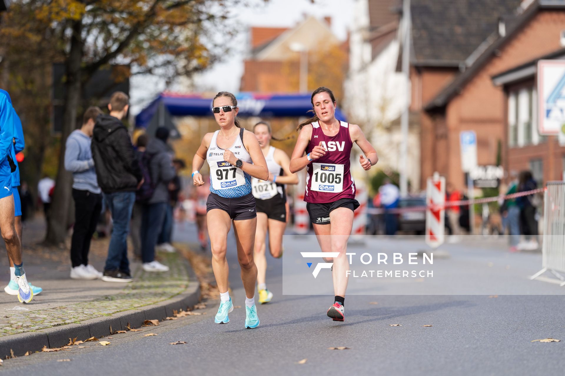 Franziska Stemmer (LG TELIS FINANZ Regensburg) und Lisa Jaschke (ASV Koeln) am 31.10.2021 waehrend der DM 10km Strasse in Uelzen