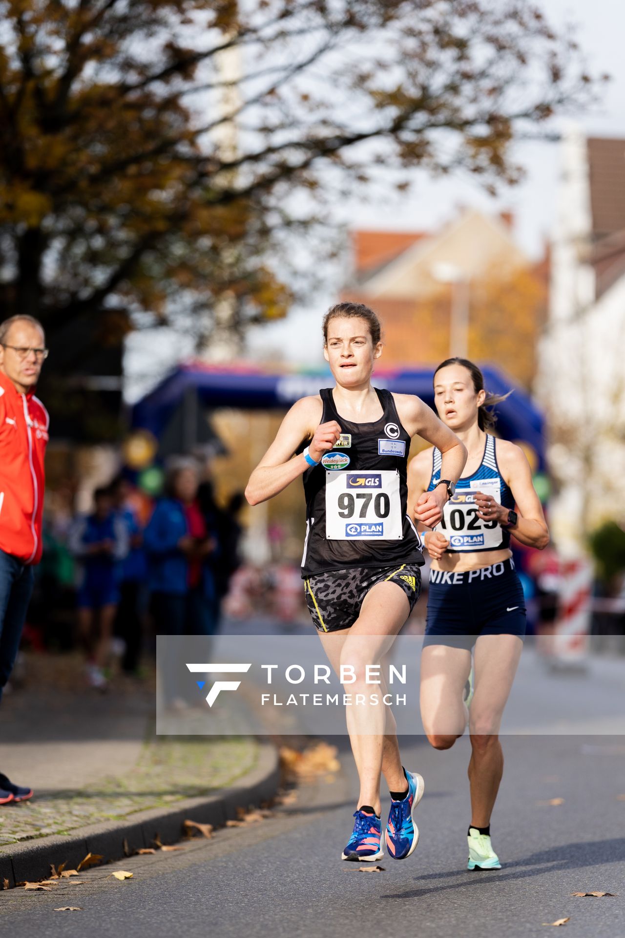 Alina Reh (SCC Berlin) vor Hanna Klein (LAV Stadtwerke Tuebingen) am 31.10.2021 waehrend der DM 10km Strasse in Uelzen