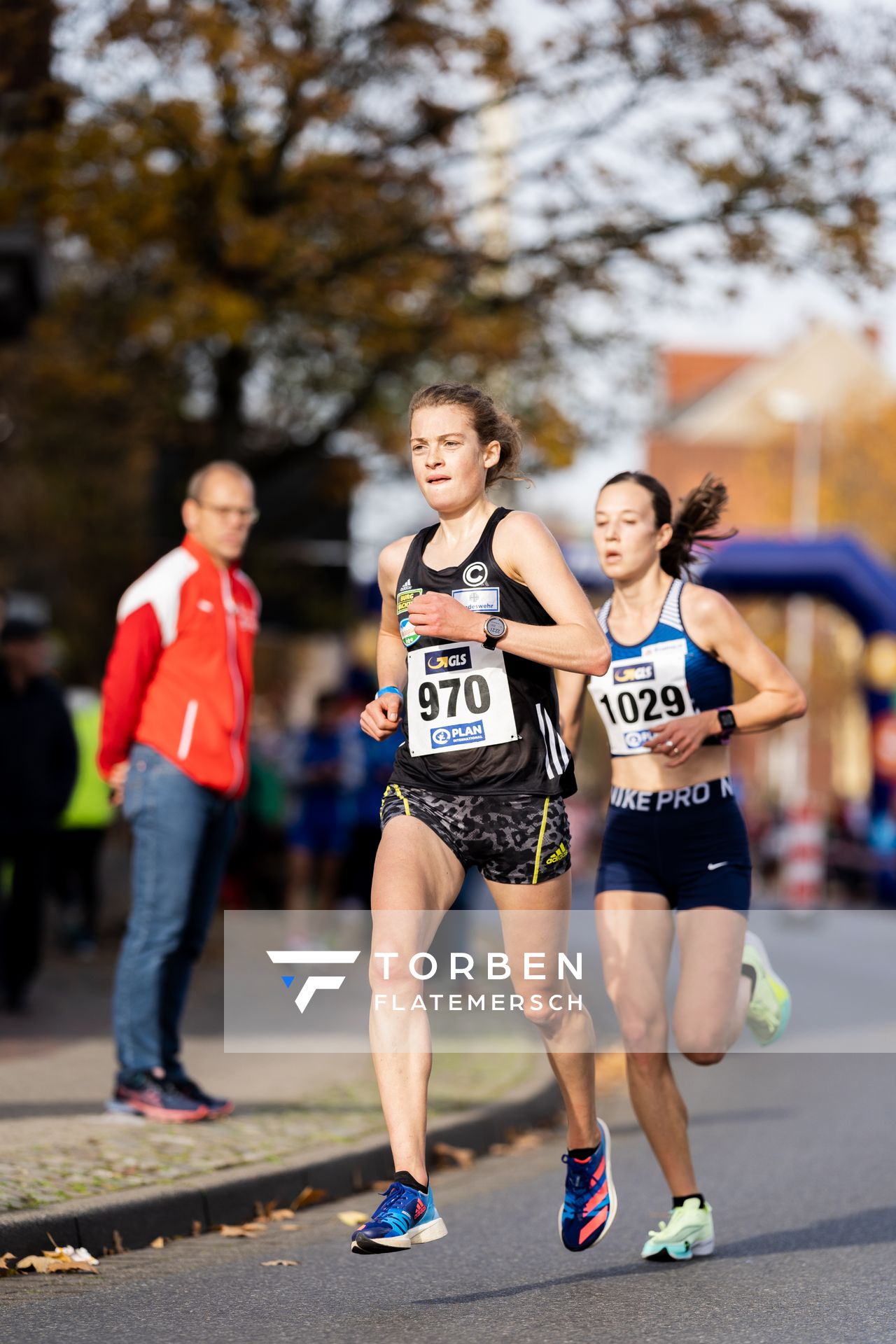 Alina Reh (SCC Berlin) vor Hanna Klein (LAV Stadtwerke Tuebingen) am 31.10.2021 waehrend der DM 10km Strasse in Uelzen