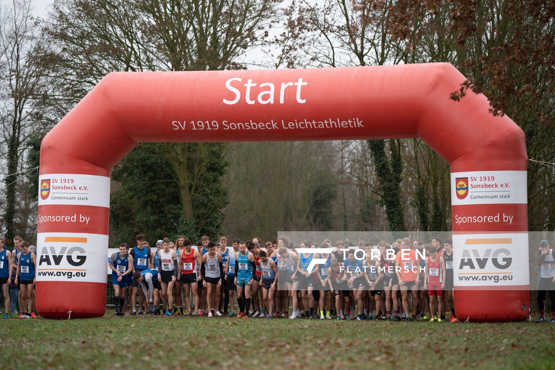 Start der Mittelstrecke Maenner/U23 am 18.12.2021 waehrend der deutschen Cross Meisterschaft 2021 in Sonsbeck