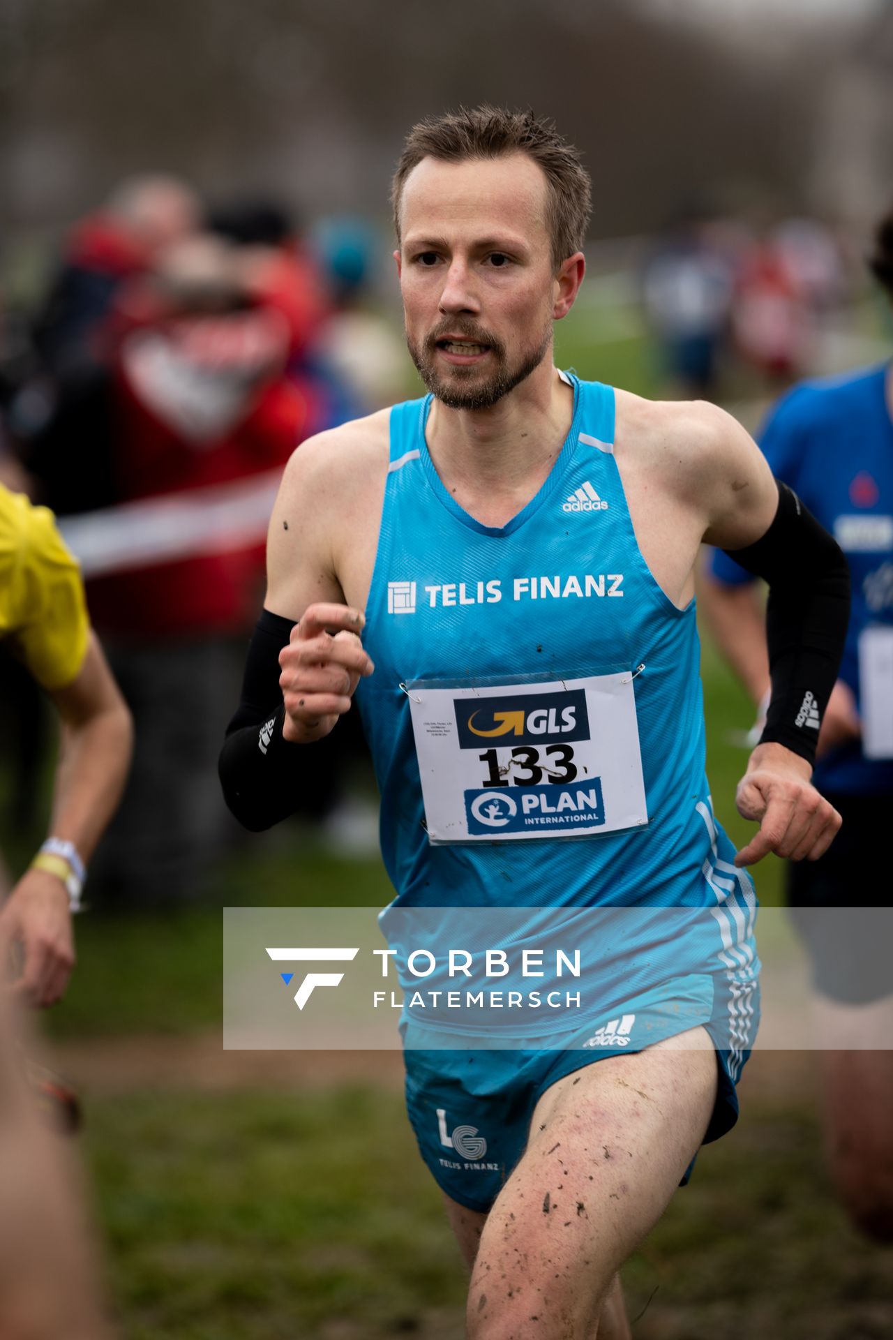 Florian Orth (LG Telis Finanz Regensburg) am 18.12.2021 waehrend der deutschen Cross Meisterschaft 2021 in Sonsbeck