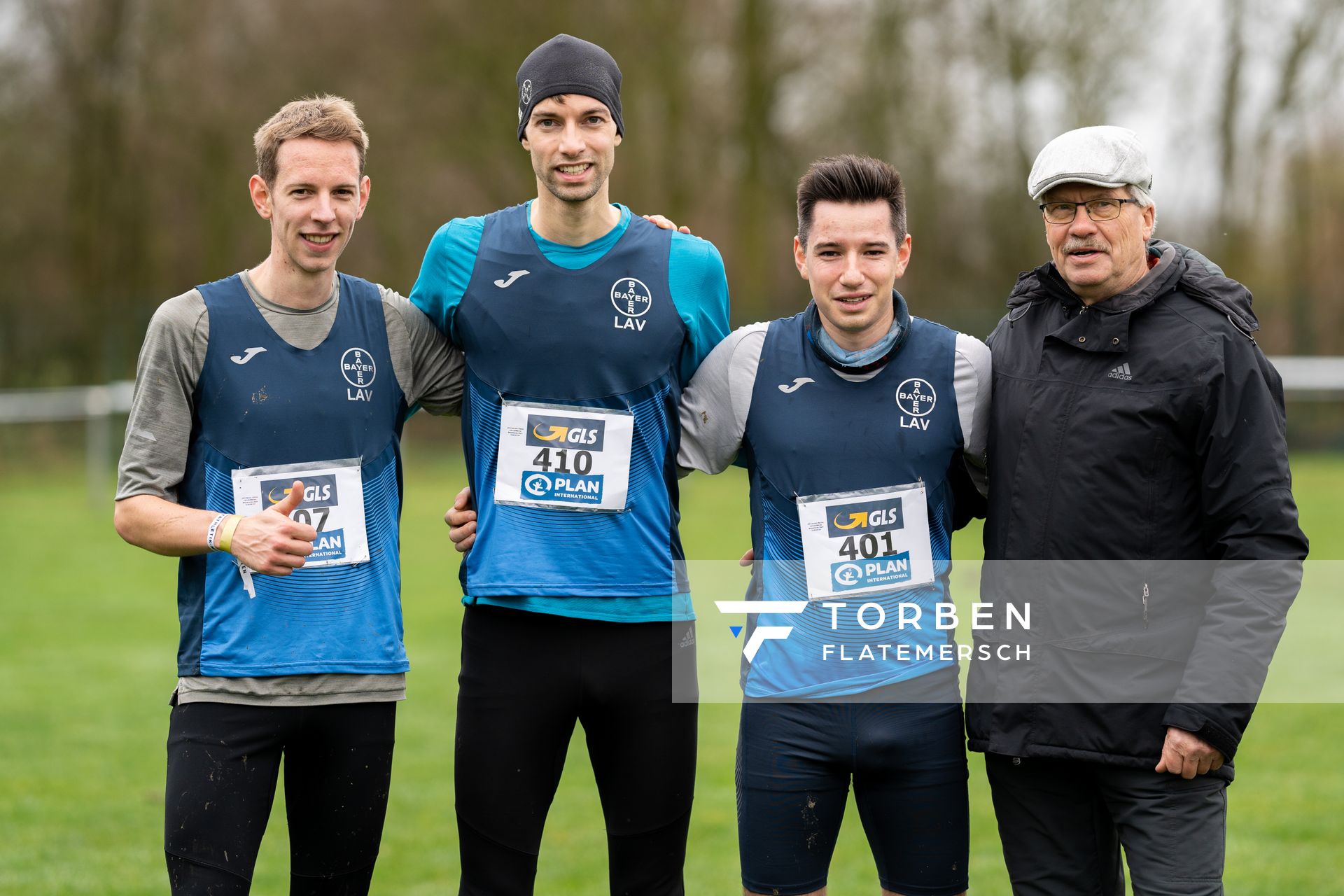 Joshua Nisius (LAV Bayer), Fabian Spinrath (LAV Bayer), Marcus Dunkel (LAV Bayer) am 18.12.2021 waehrend der deutschen Cross Meisterschaft 2021 in Sonsbeck