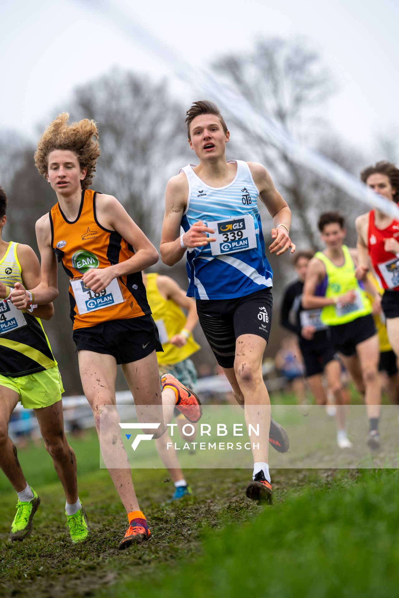 Moritz Kleesiek (Laufteam Kassel) und Jonas Kulgemeyer (OTB Osnabrueck) am 18.12.2021 waehrend der deutschen Cross Meisterschaft 2021 in Sonsbeck