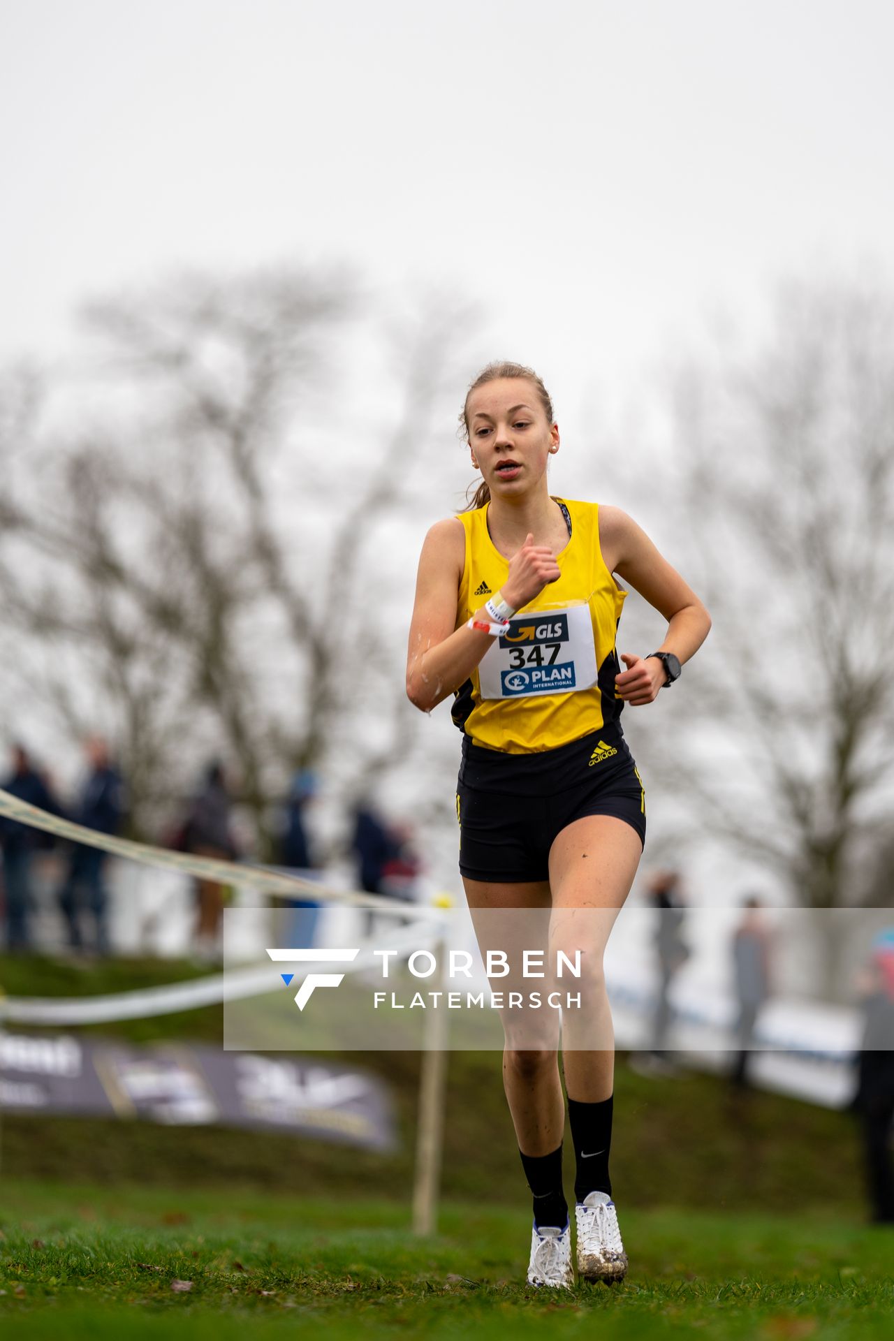 Carolin Hinrichs (VfL Loeningen) am 18.12.2021 waehrend der deutschen Cross Meisterschaft 2021 in Sonsbeck