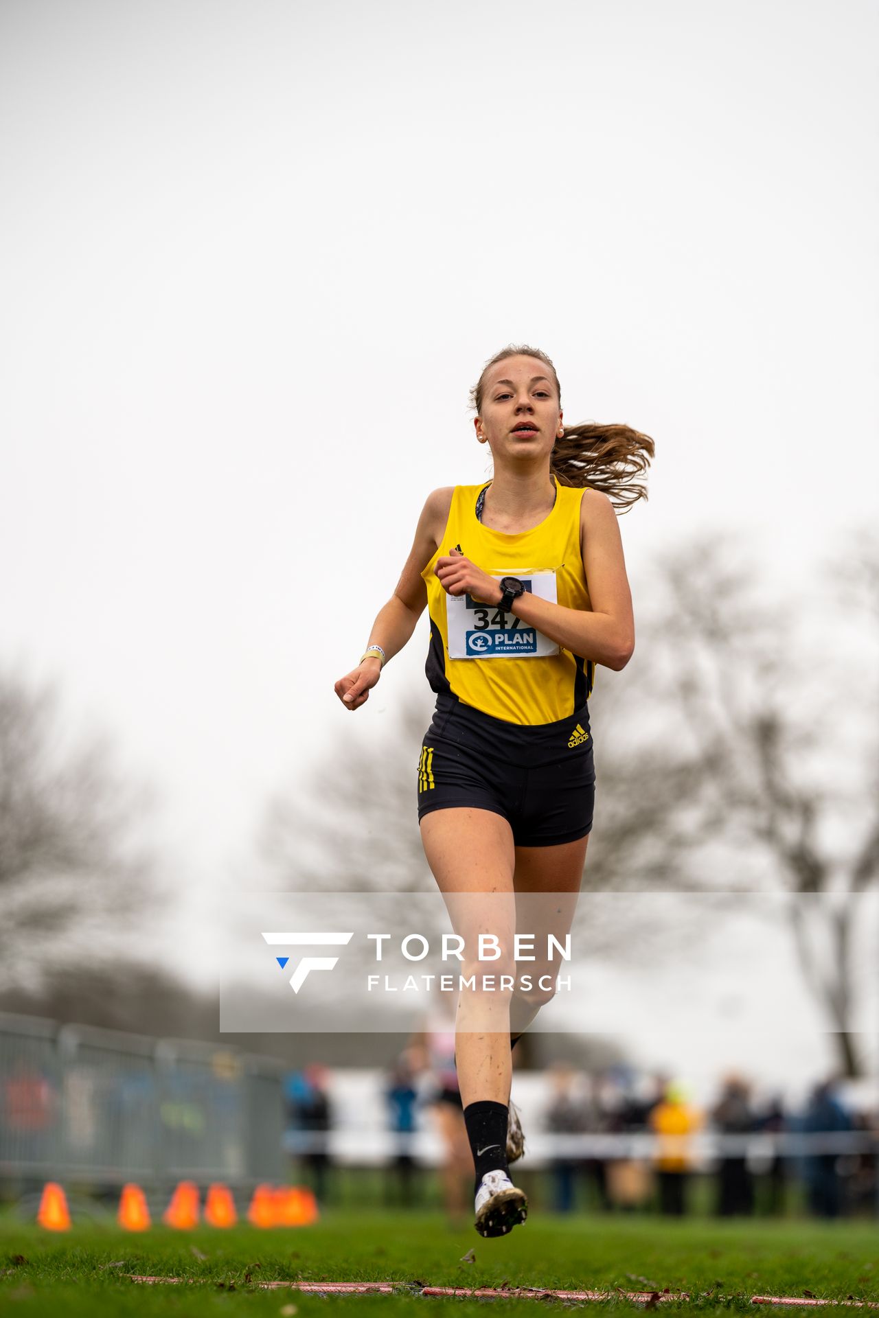 Carolin Hinrichs (VfL Loeningen) am 18.12.2021 waehrend der deutschen Cross Meisterschaft 2021 in Sonsbeck