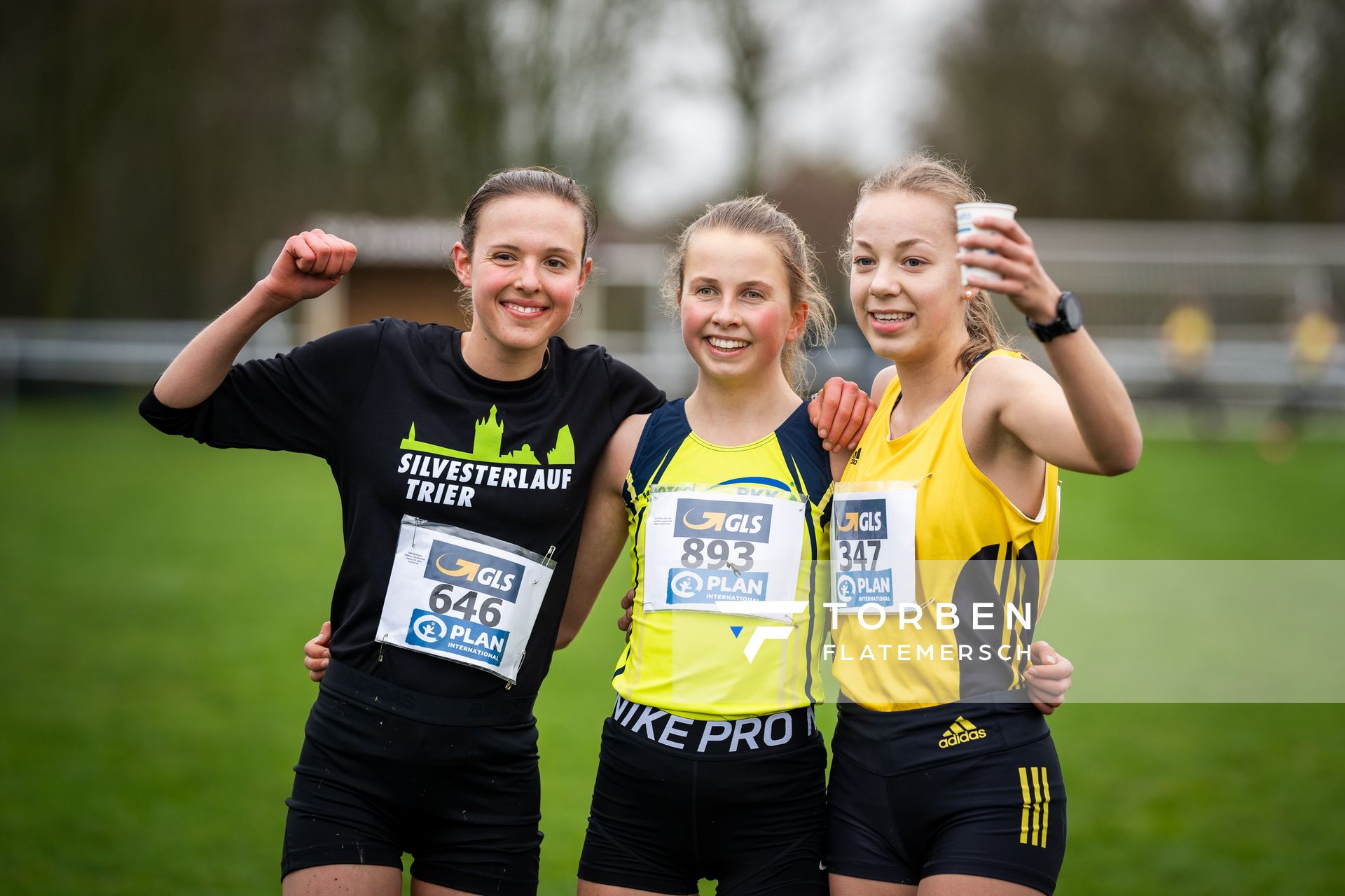 Rebecca Bierbrauer (Silvesterlauf Trier), Kira Weis (KSG Gerlingen), Carolin Hinrichs (VfL Loeningen) am 18.12.2021 waehrend der deutschen Cross Meisterschaft 2021 in Sonsbeck