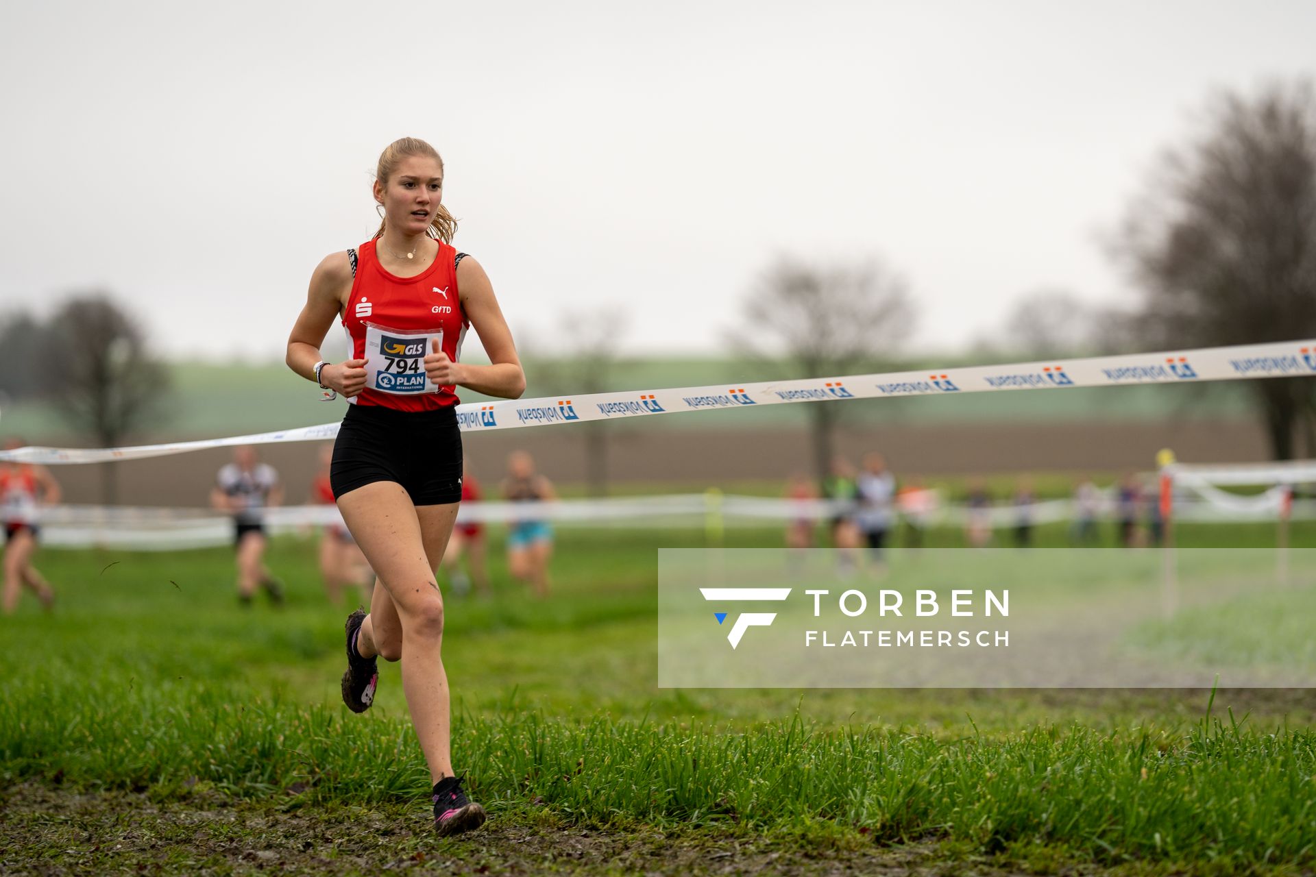 Rahel Broemmel (LG Olympia Dortmund) am 18.12.2021 waehrend der deutschen Cross Meisterschaft 2021 in Sonsbeck