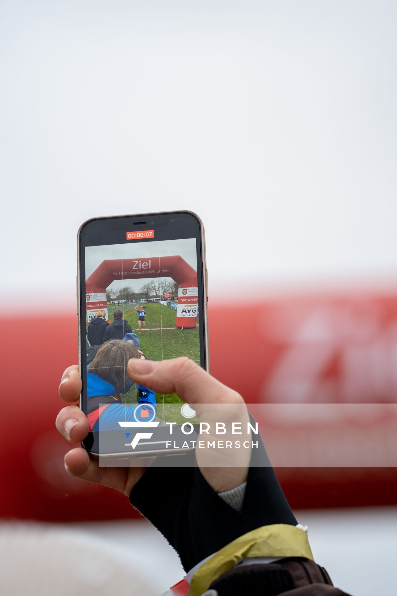 Mia Jurenka (VfL Sindelfingen) im Ziel am 18.12.2021 waehrend der deutschen Cross Meisterschaft 2021 in Sonsbeck