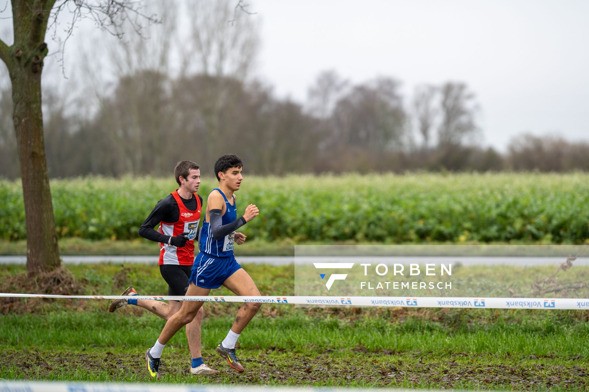 Anas Belfqih (TV Waldstrasse Wiesbaden) und Marco Sietmann (LG Brillux Muenster) am 18.12.2021 waehrend der deutschen Cross Meisterschaft 2021 in Sonsbeck